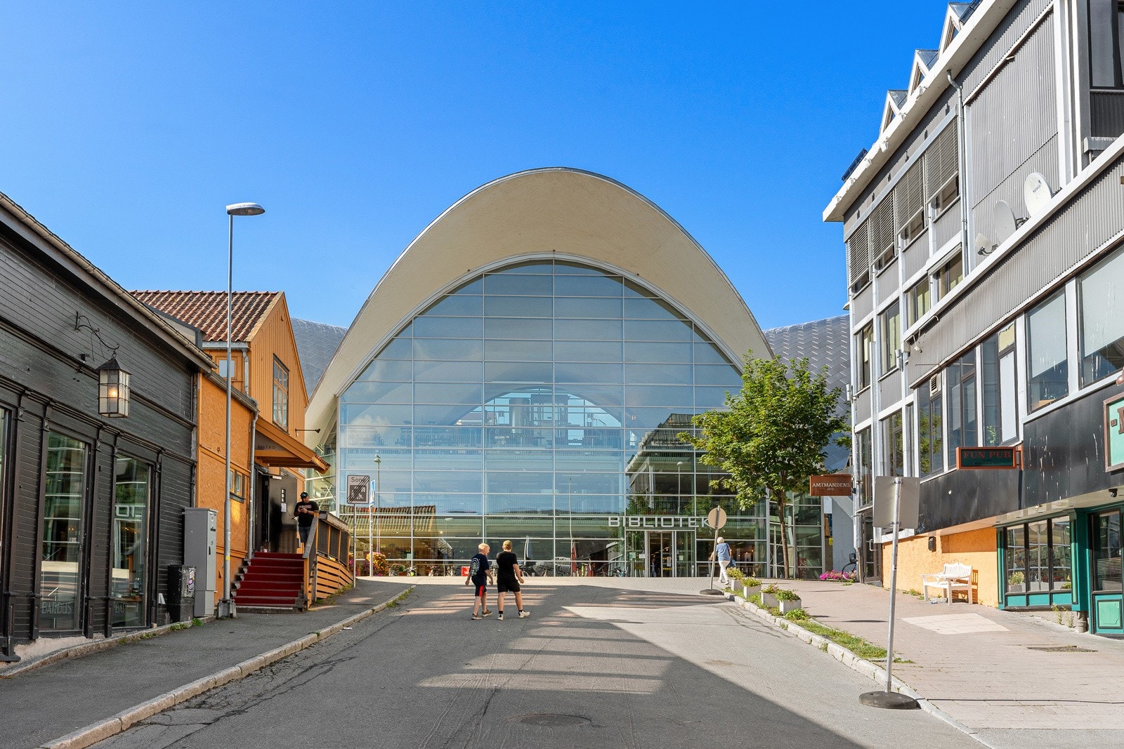 Det er også kort vei til biblioteket, busstopp og alle fasilitetene i sentrum!
