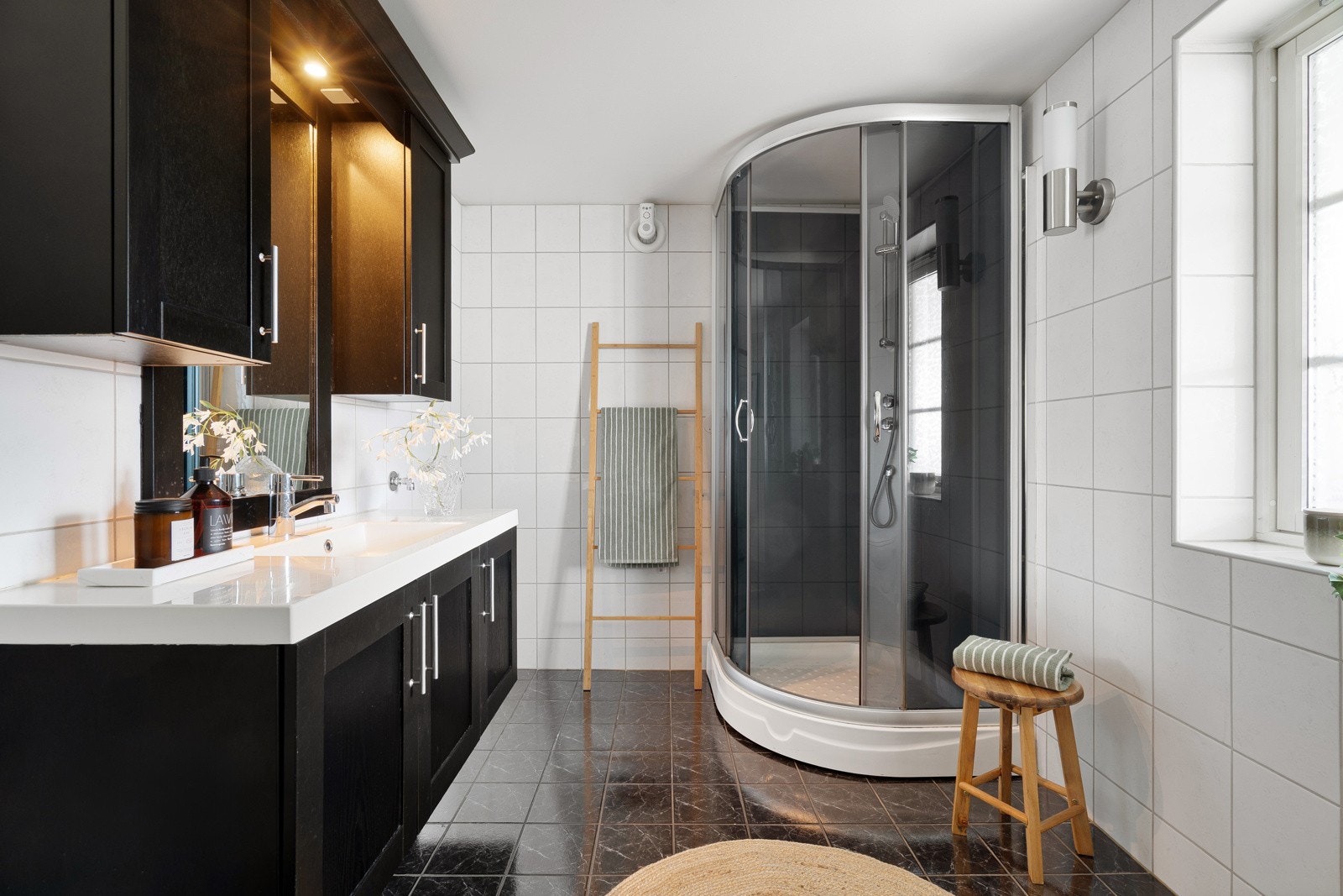 Flislagt bad/wc/vaskerom fra 2010 med gulvvarme og downlights i himling
