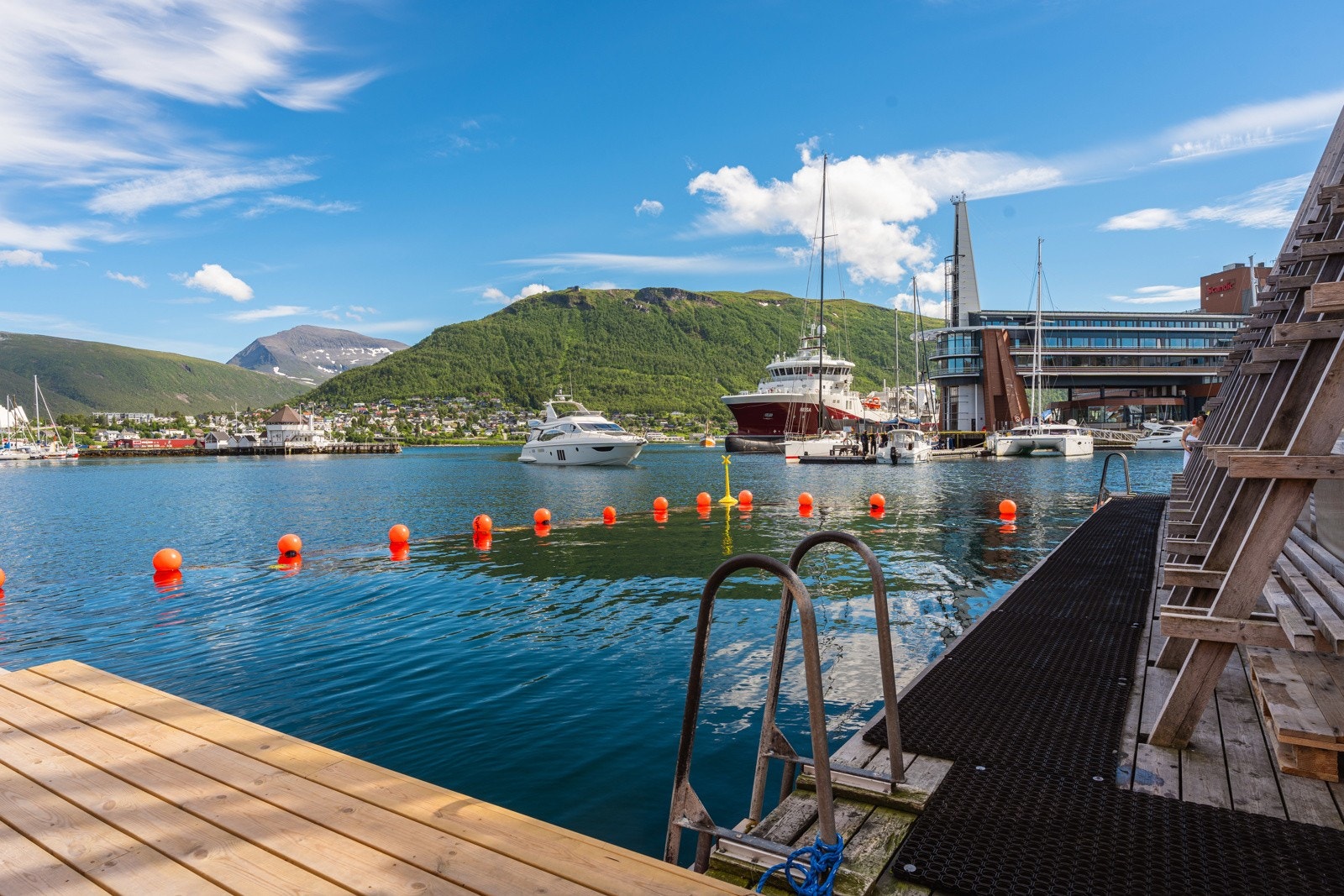 Det er en liten spasertur til flotte bademuligheter og badstuer
