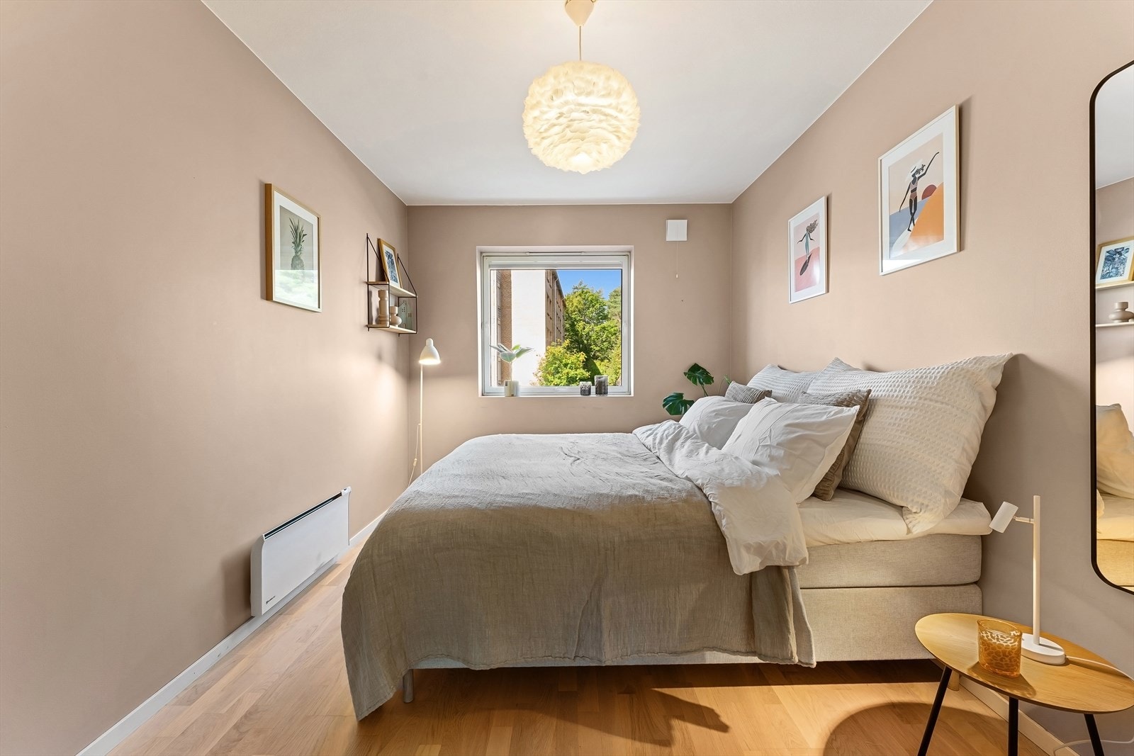 Med de store vindusflatene og den behagelige rosa/beige tonen skapes en lun atmosfære. Galleribilde