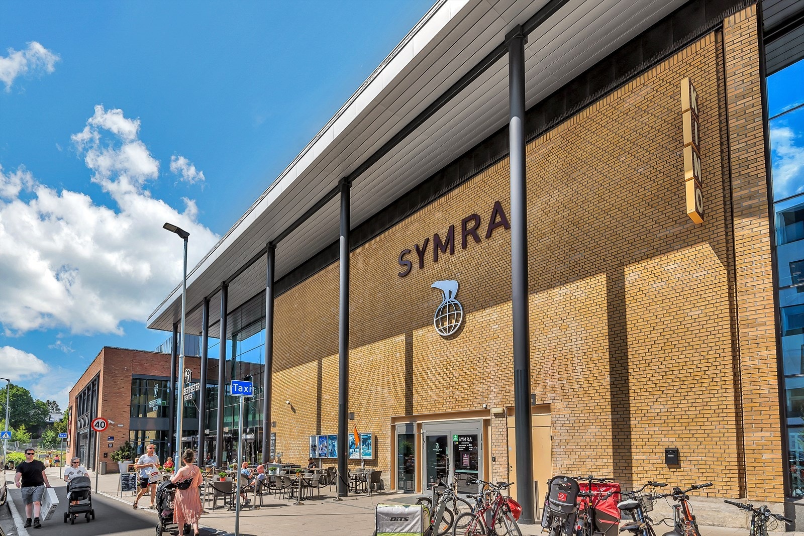 Symra kino, gåavstand ca. 20 min, to stopp med t-bane. Galleribilde