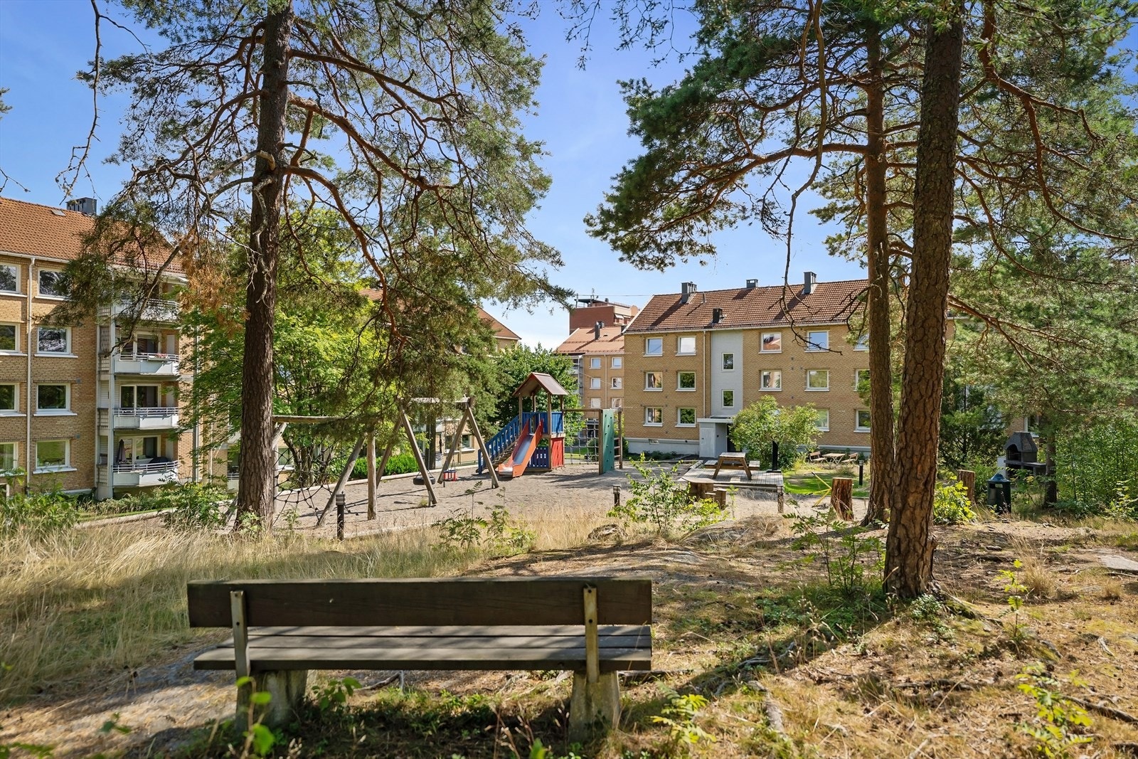 Gaten byr på flotte fellesarealer med sitteplasser, beplantning og lekeplasser for de yngre. Galleribilde