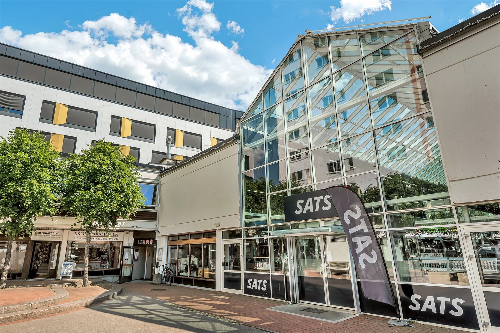 Sats Lambertseter, gåavstand ca. 20 min, to stopp med t-bane. Galleribilde