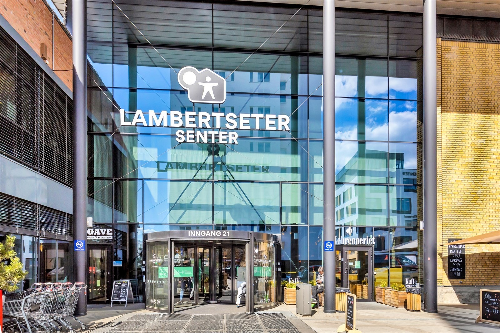 Dagligvareforretninger, treningssenter og Lambertseter senter med sitt brede tilbud av butikker, spisesteder, kino og bibliotek, ligger to stopp med t-banen unna. Galleribilde