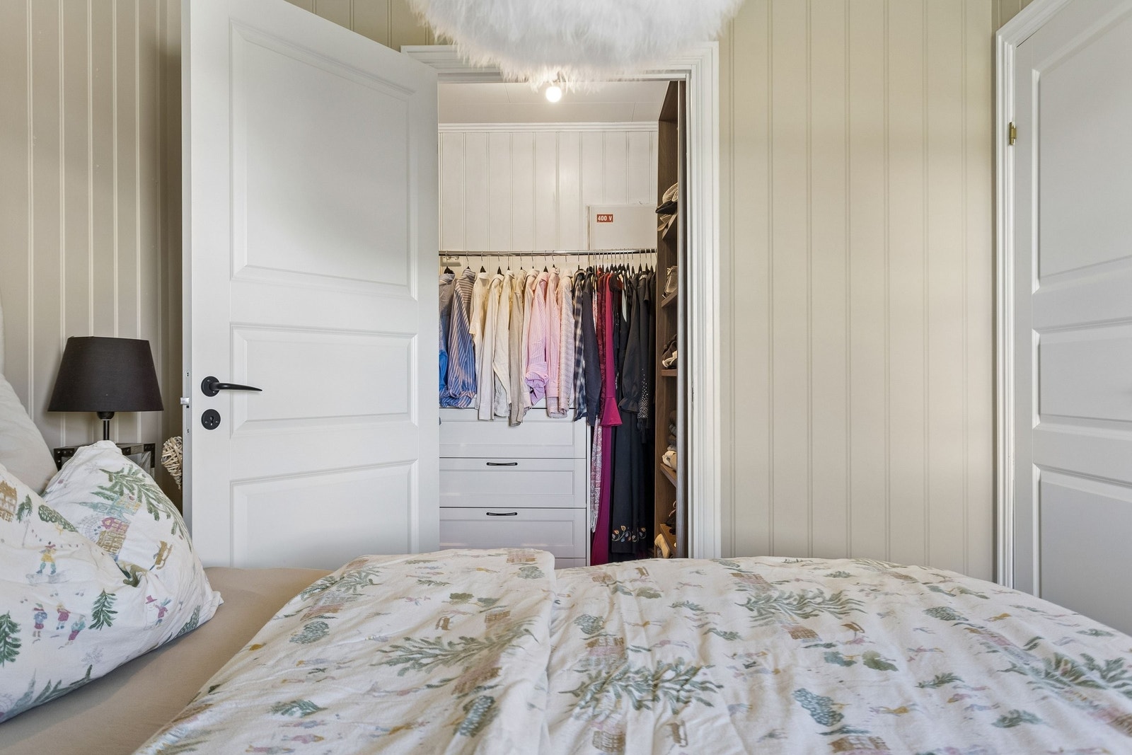 Stort walk in closet Galleribilde