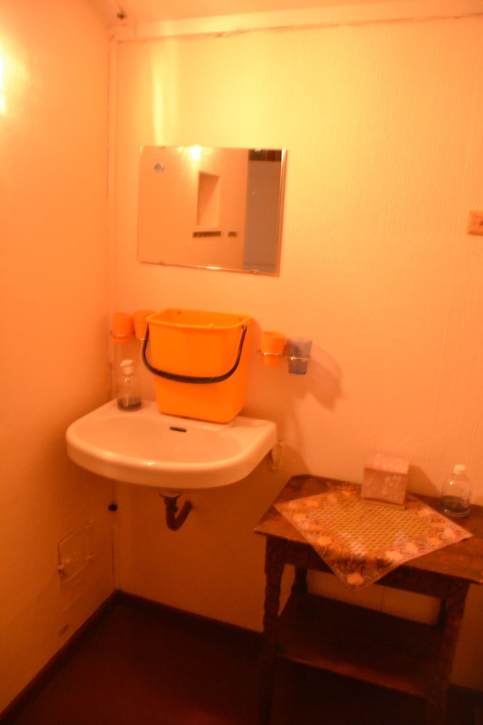 Sovealkove med vask. Galleribilde