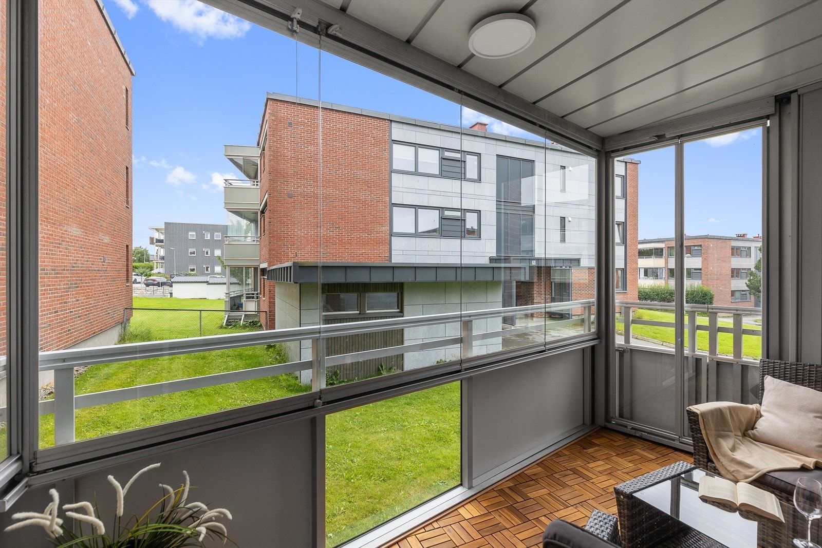 Innen kort avstand finnes flere servicefasiliteter som blant annet flere nærbutikker, barnehager, skoler og, helse- og velferdssenter. Galleribilde
