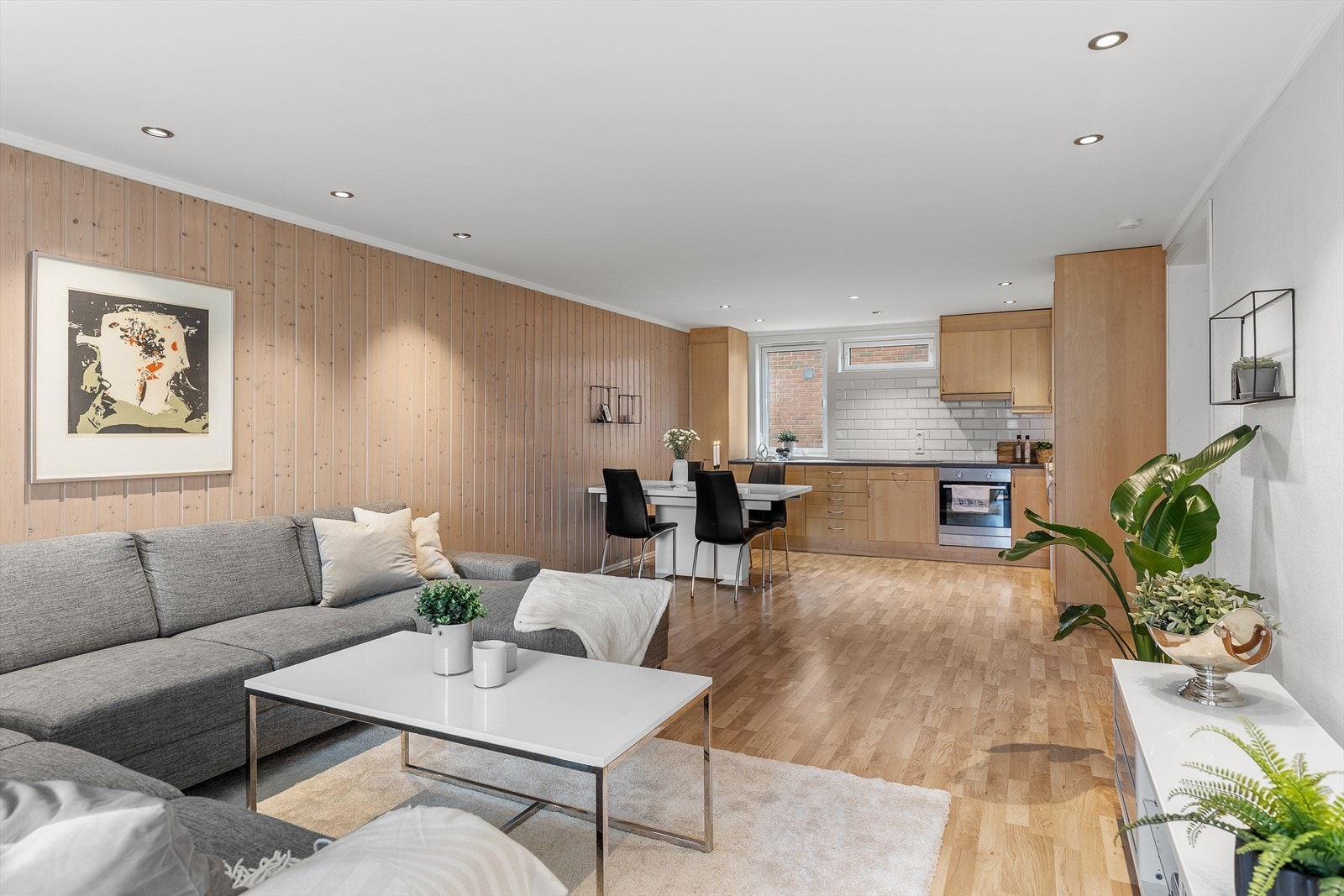 Stuen er på hele på 31 m² med flott takhøyde som skaper en eksklusiv og luftig følelse. Galleribilde