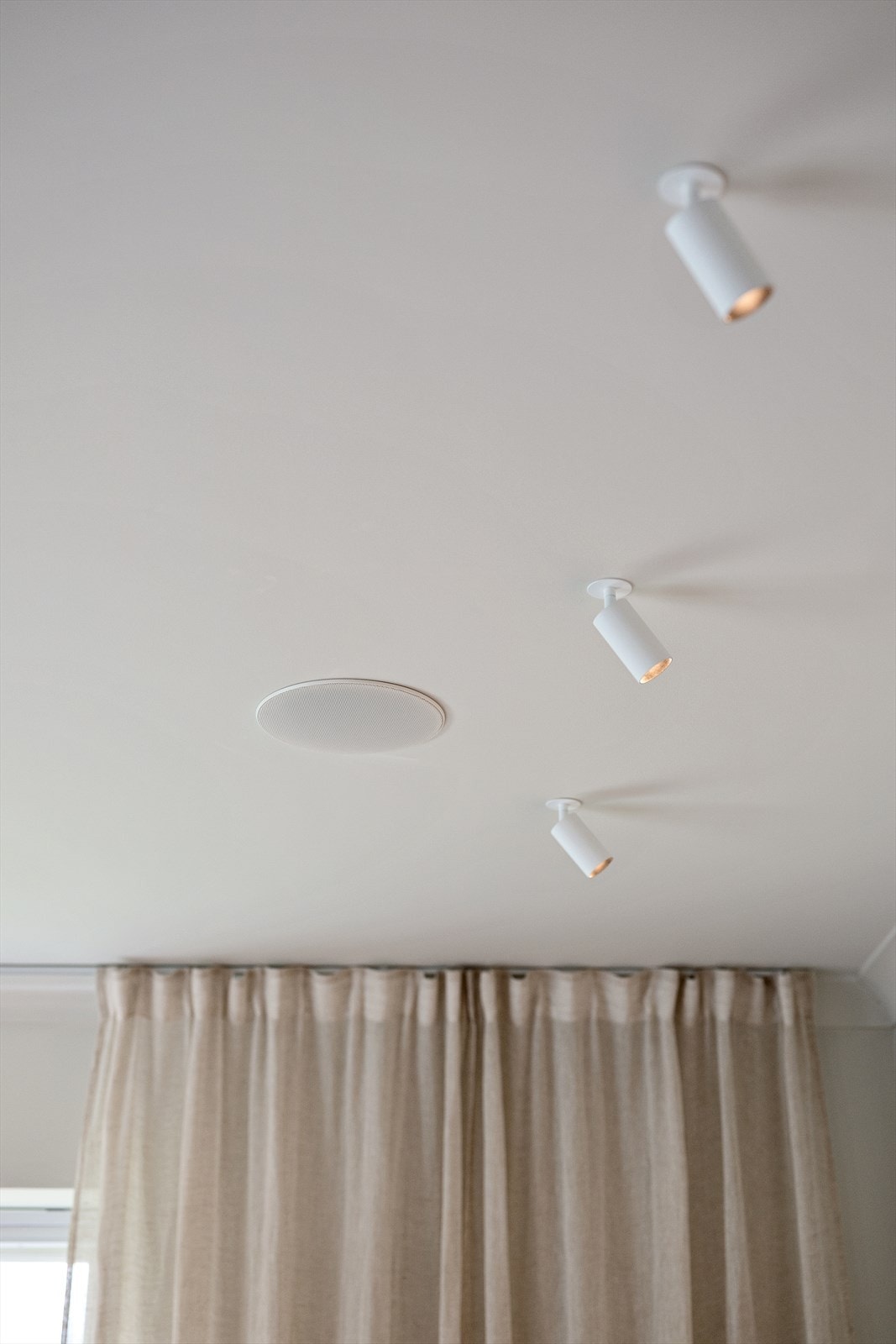 Lysplanen er prosjektert av SML Lighting med et bredt spekter av lyskilder i både tak og vegg. Det er integrerte høyttalere i taket i stue, tv-stue og kontor. Galleribilde
