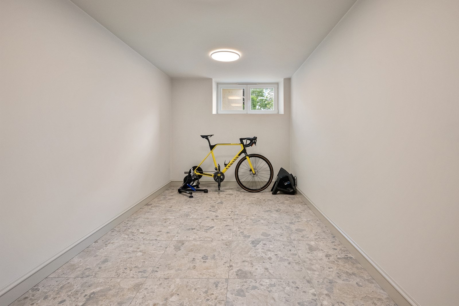 Rom i kjeller benyttet som treningsrom/bod. Galleribilde