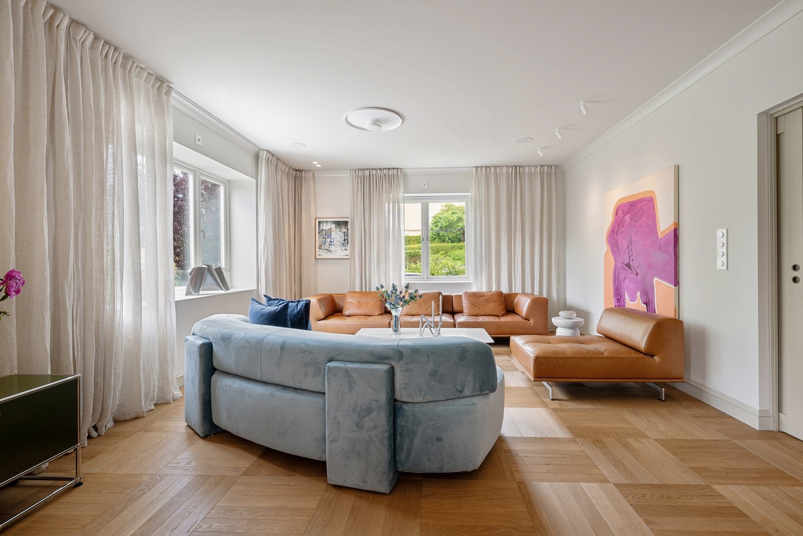 I renovering ble det lagt mye tid på planlegging og materialvalg - resultatet er en svært gjennomført, eksklusiv og stilsikker halvpart av tomannsbolig. Galleribilde