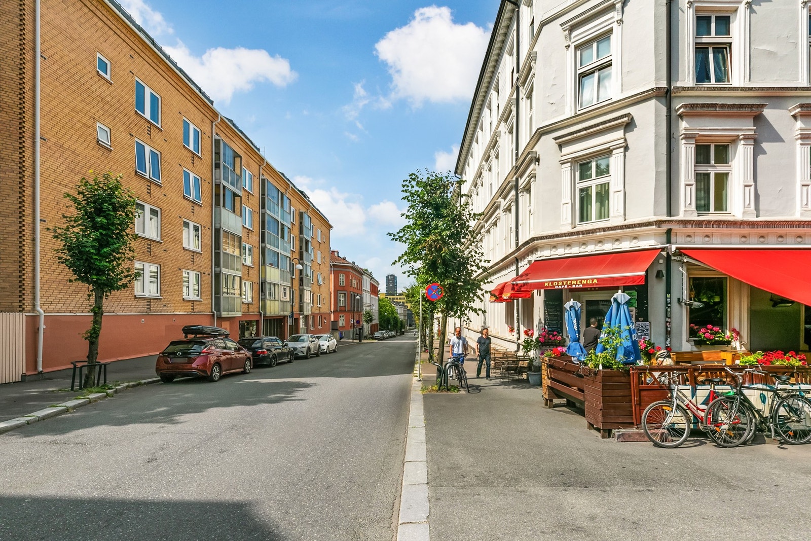 Boligen har en fantastisk lokasjon med kort vei til alle tenkelige servicefasiliteter og til Bjørvika/Sørenga som har hatt en fantastisk utvikling de senere år. Galleribilde