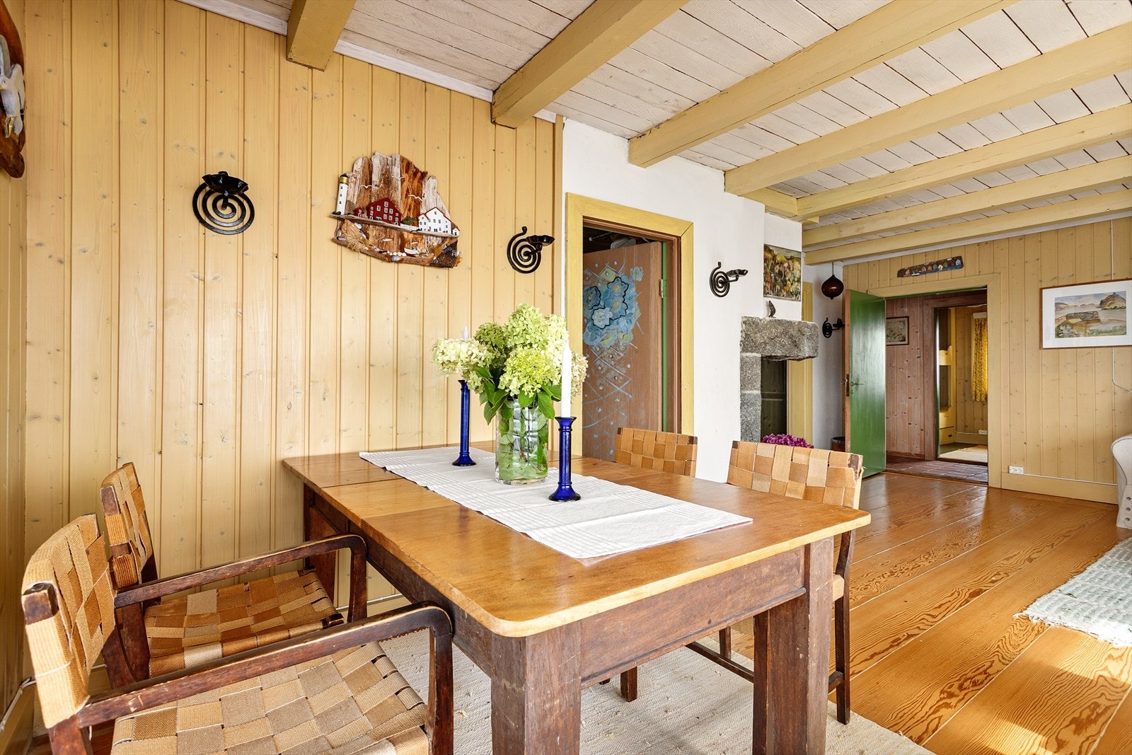 Det er god plass til spisebord hvor hele familien og venner kan samles. Galleribilde