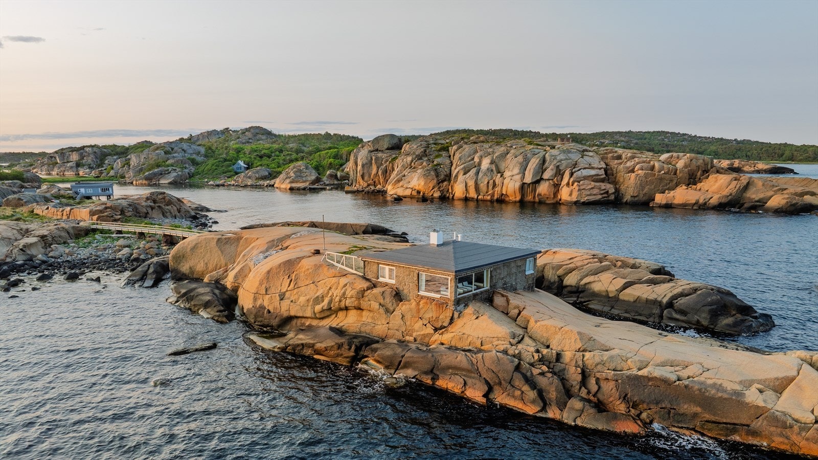 Eiendommen har en unik plassering ytterst på svabergene i havgapet, der sjøen, horisonten og den spektakulære naturen oppleves tett på fra stuen. Galleribilde