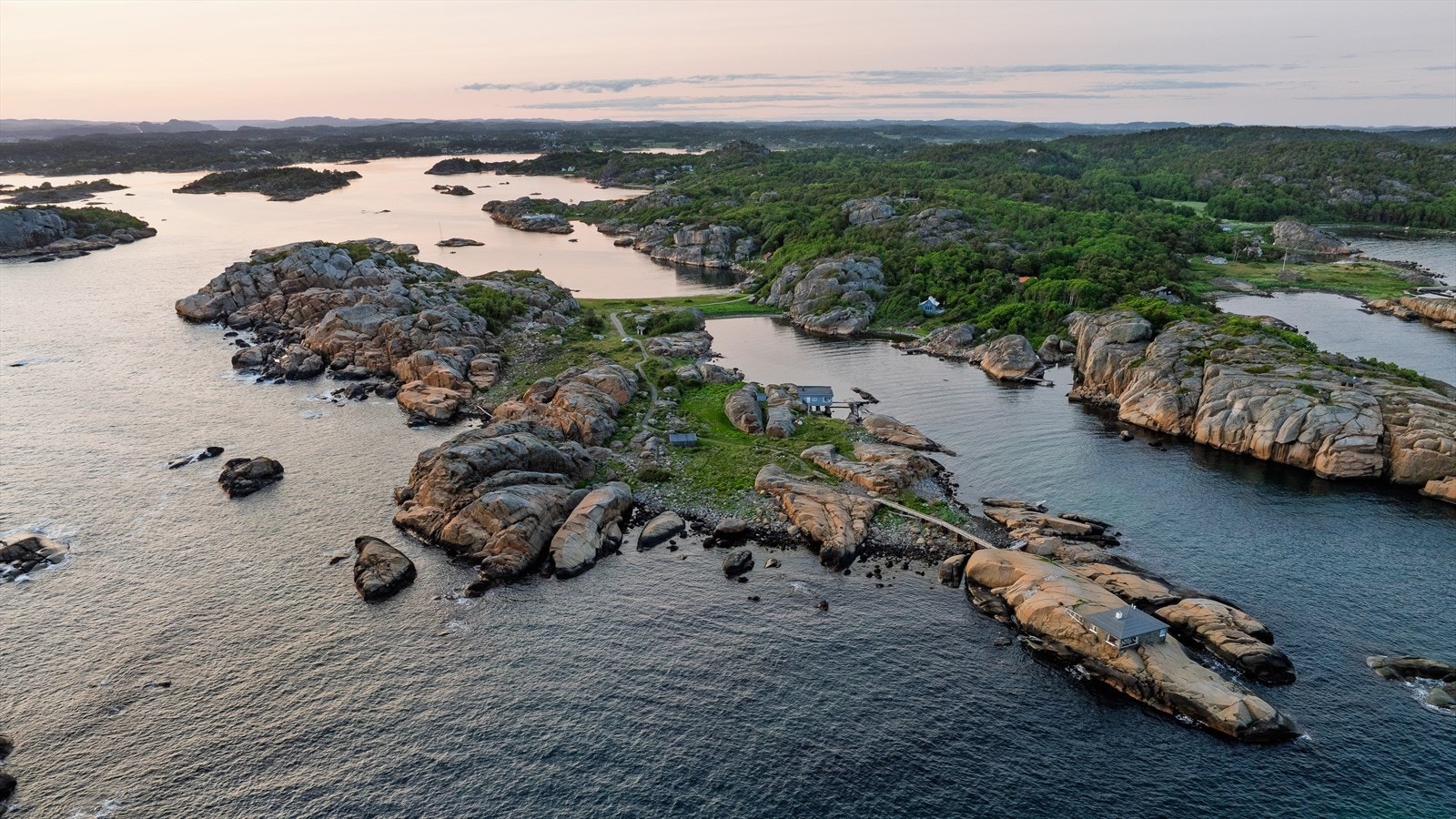 Eiendommen byr på flotte badeforhold rett utenfor hytta, hvor du kan nyte late sommerdager på varme svaberg. Med egen badetrapp og stupebrett ligger alt til rette for forfriskende dukkerter i klart og rent sjøvann. Galleribilde