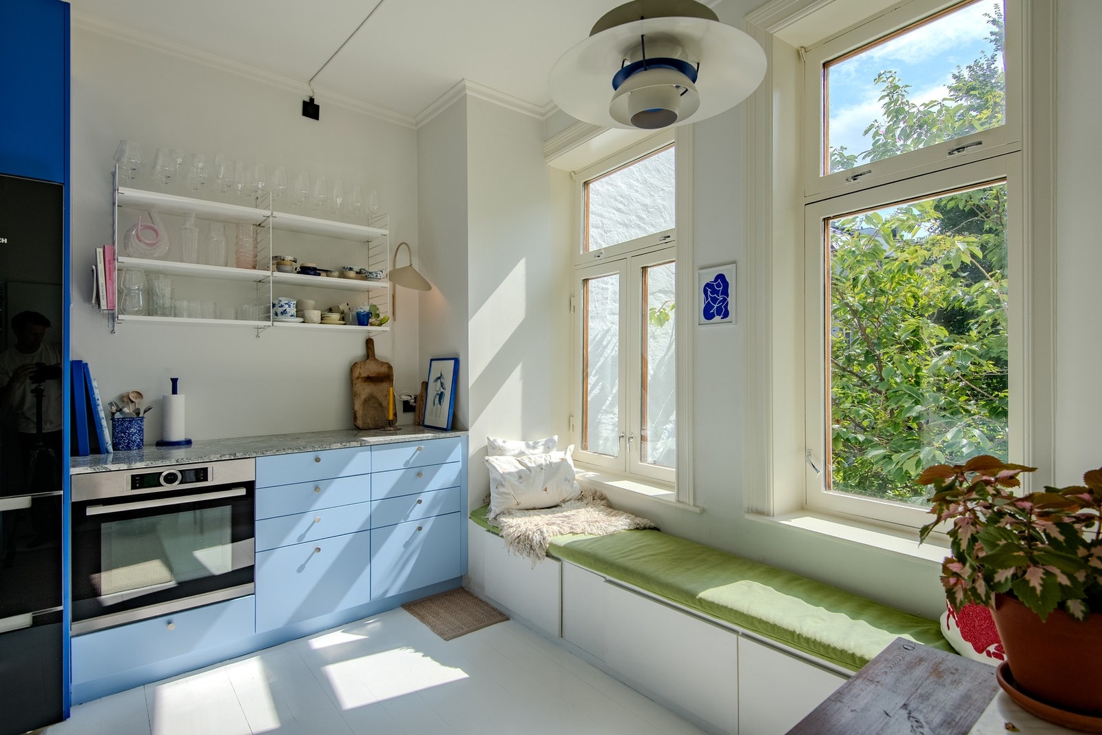 Kjøkkenet har en stilren innredning med granittbenkeplate, godt med skapplass og store vindusflater som fyller rommet med naturlig lys. Galleribilde