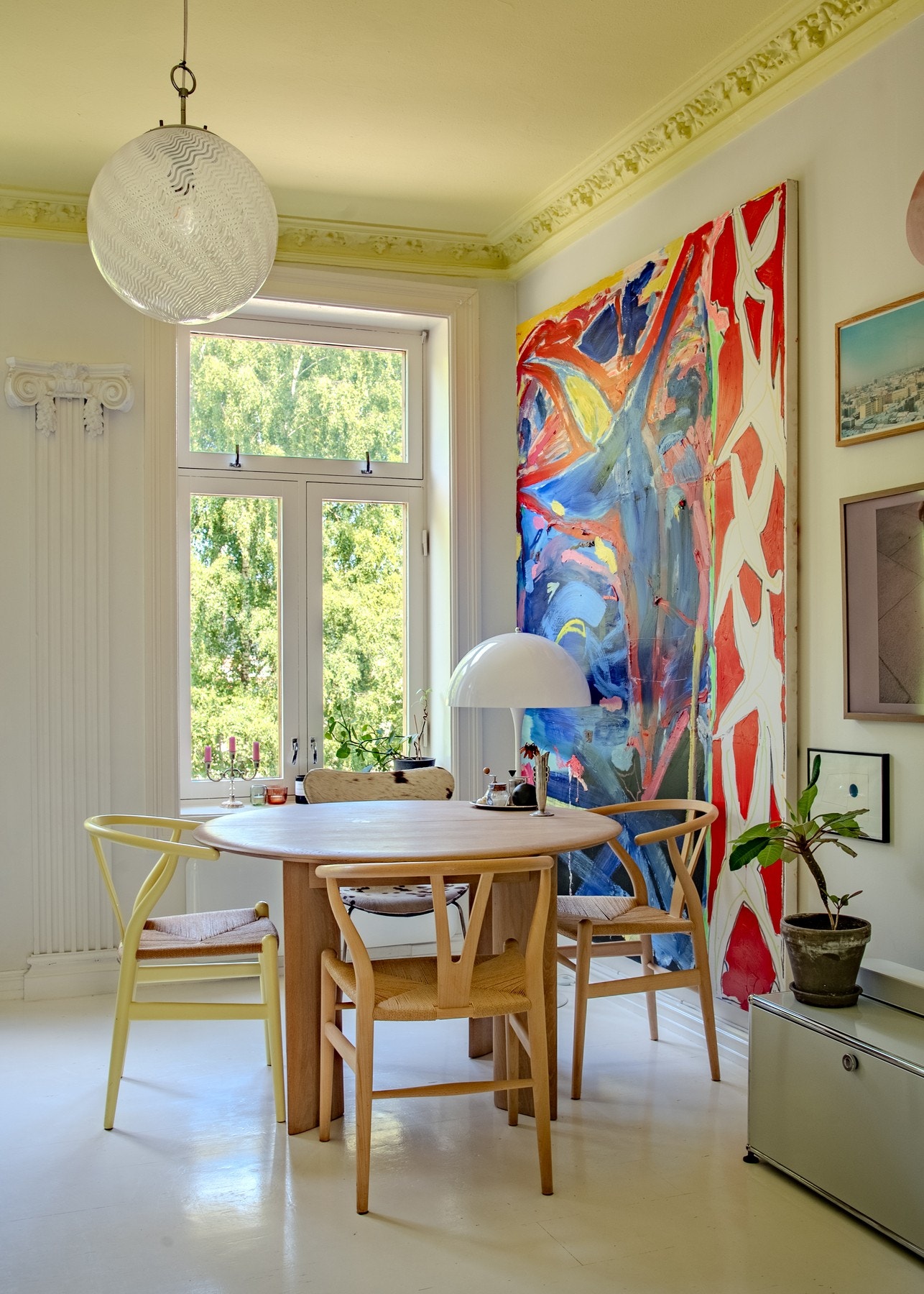 Stuen har generøs takhøyde (2,8m) og store vindusflater med dype klassiske karmer. Galleribilde