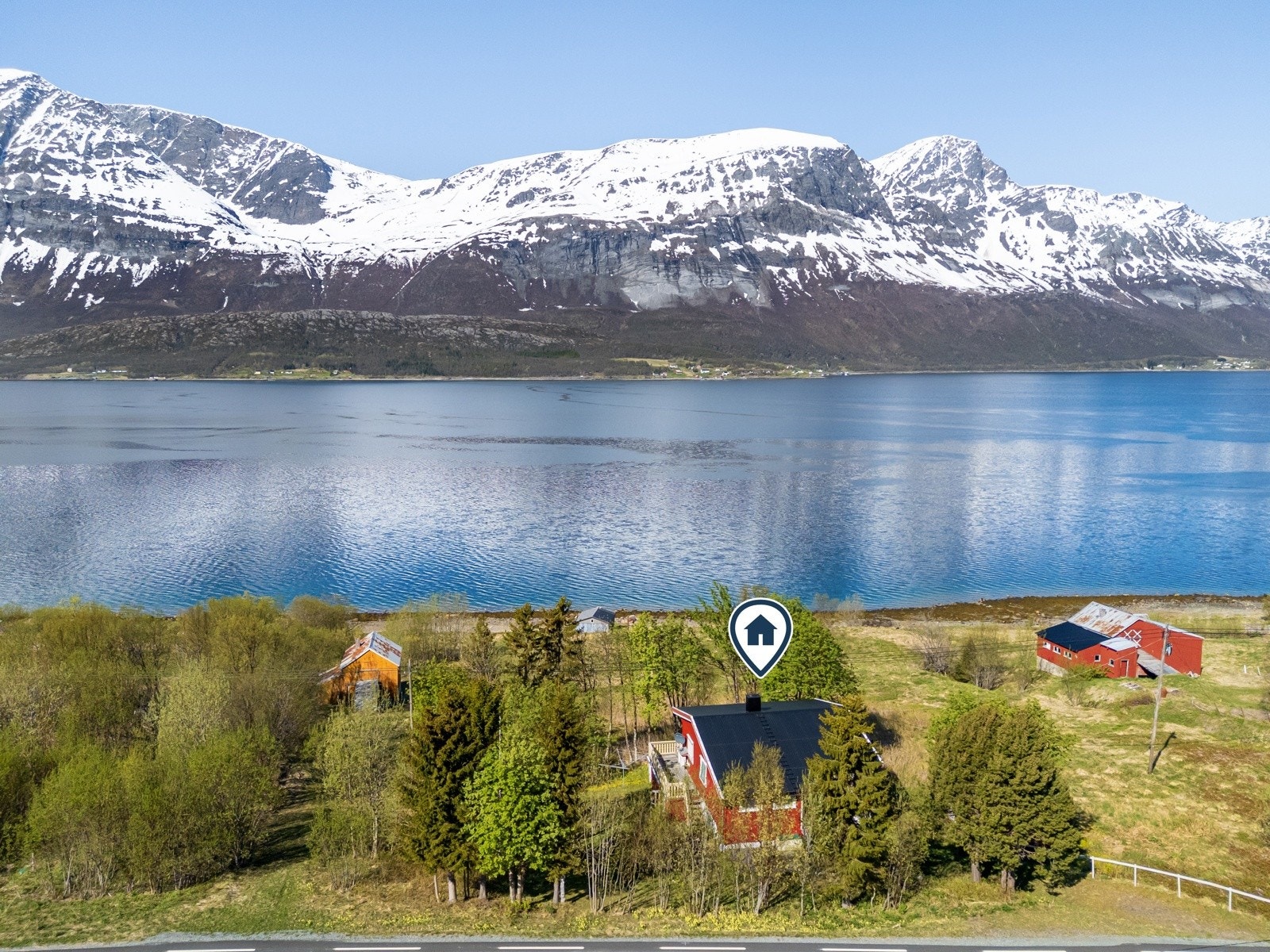 En innholdsrik og sjarmerende fritidseiendom med storslått beliggenhet i naturskjønne omgivelser. Galleribilde