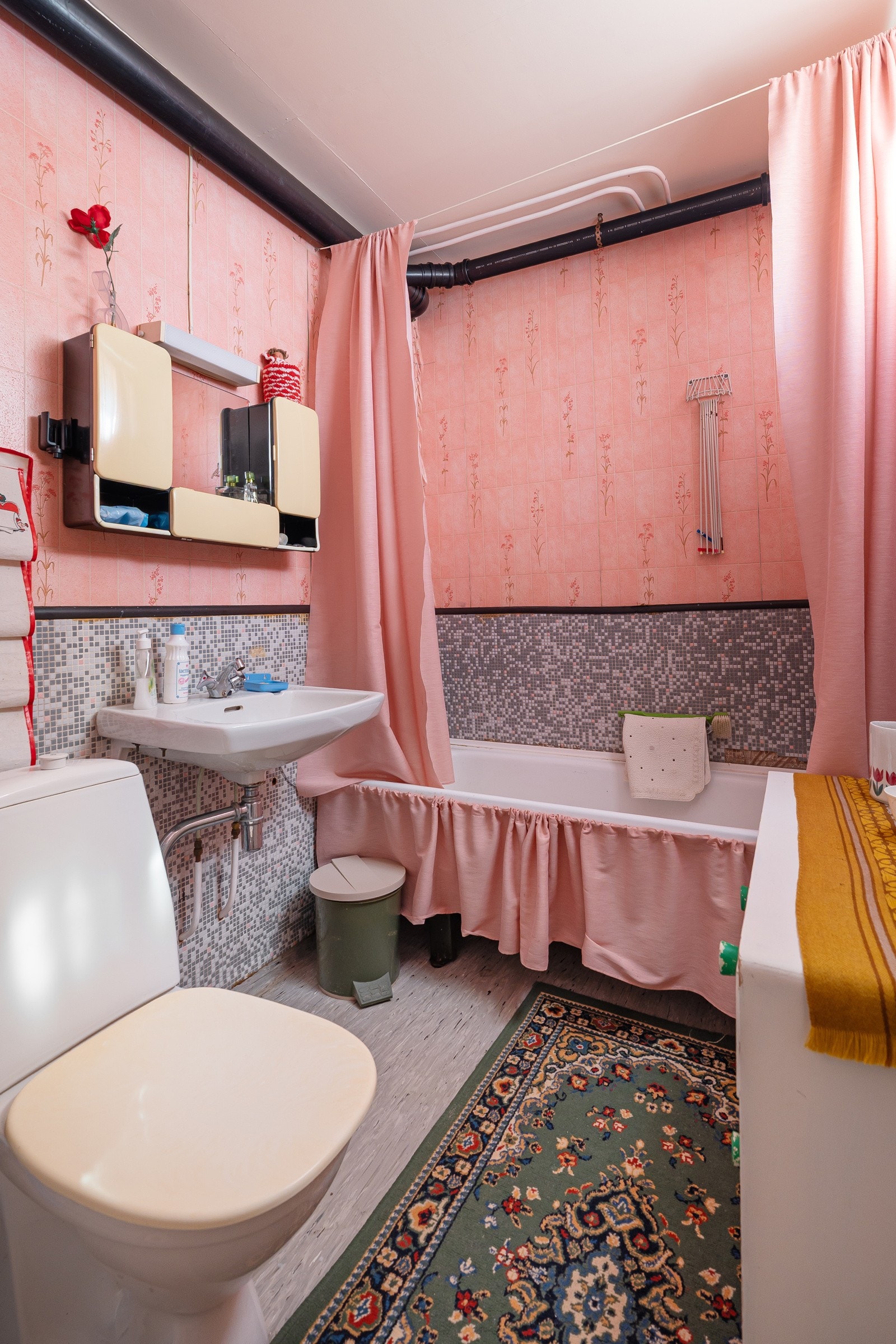 Baderom med badekar, toalett og servant. Galleribilde