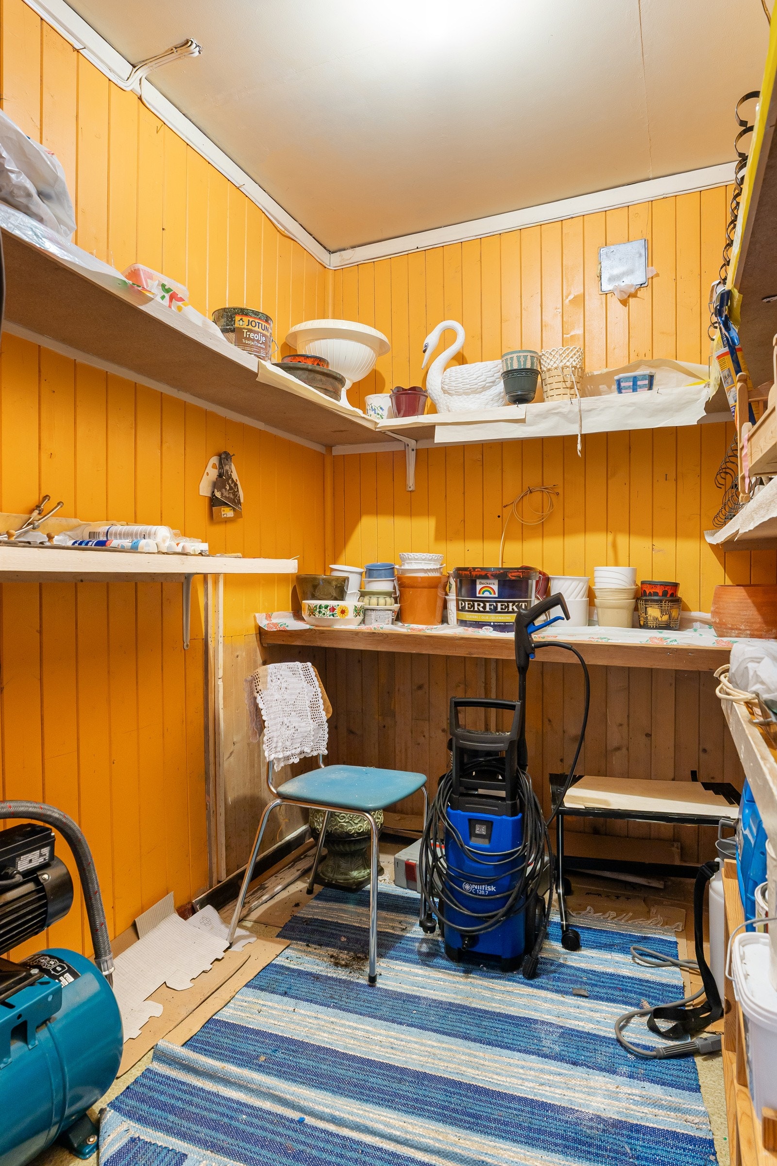 Rikelig med lagringsplass i boder. Galleribilde