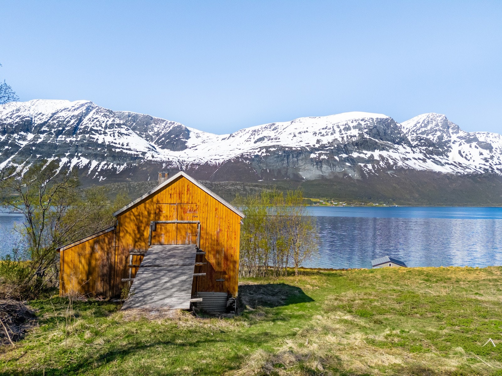 Fjøs/bod med låvebru og slagdører. Galleribilde