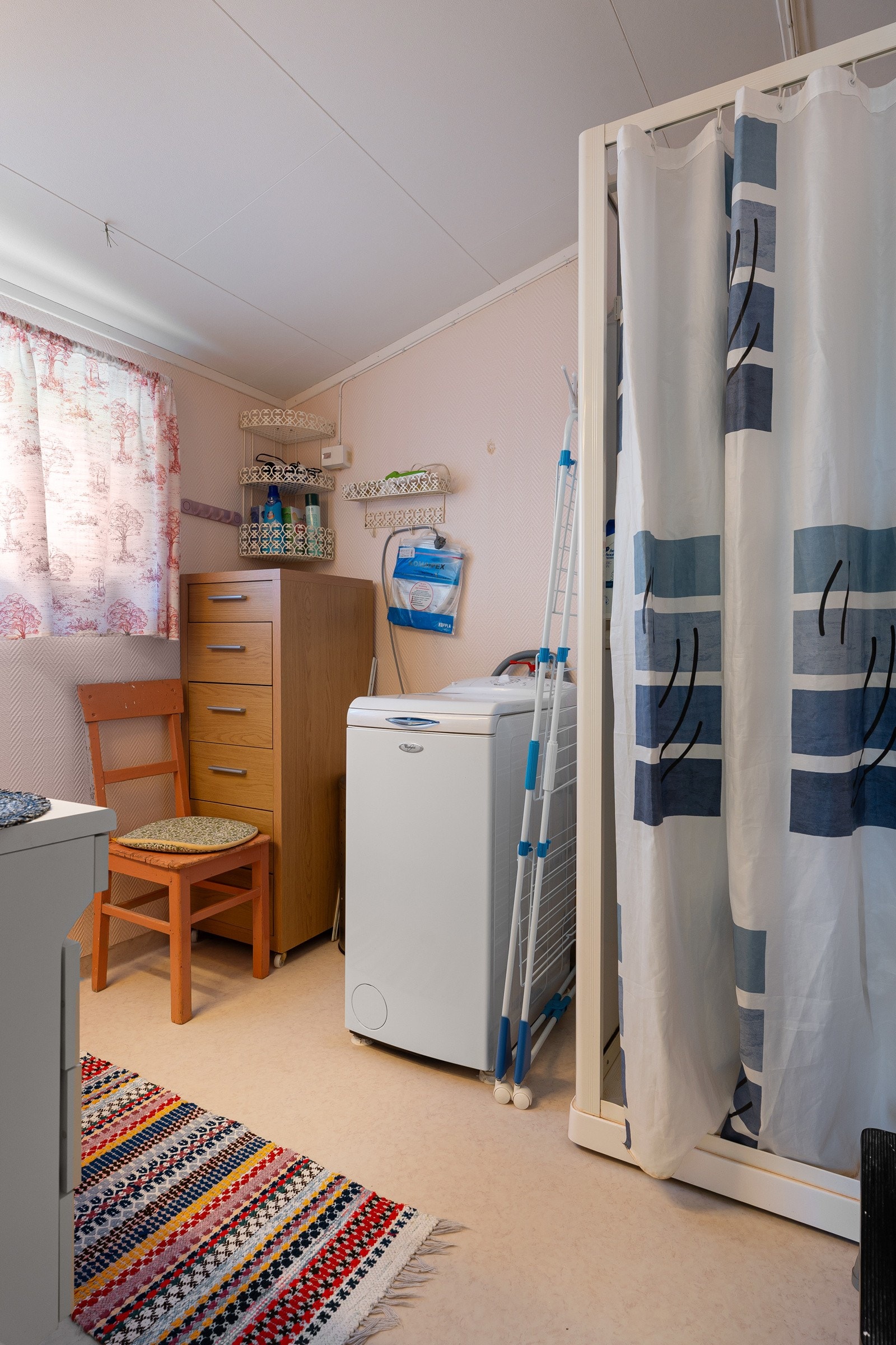 Bad med opplegg for vaskemaskin og dusjkabinett. Galleribilde