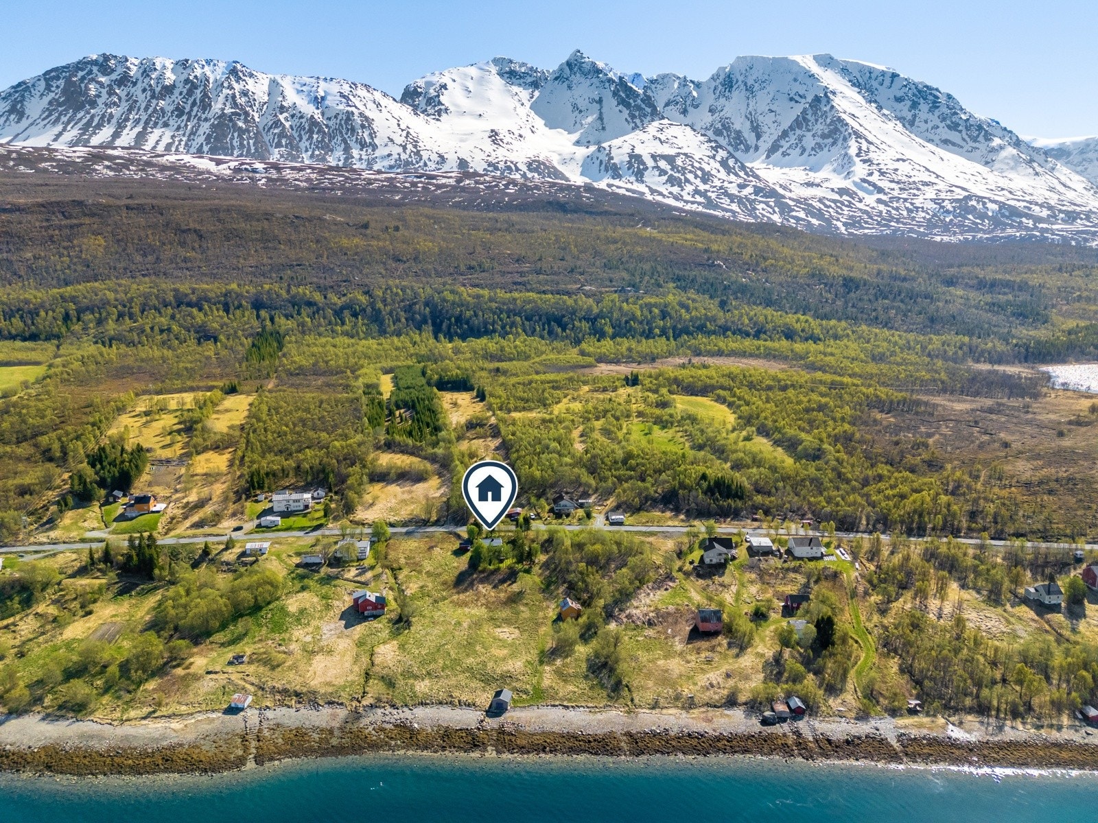 Flott fritidseiendom med fantastisk beliggenhet mellom sjø og fjell. Galleribilde