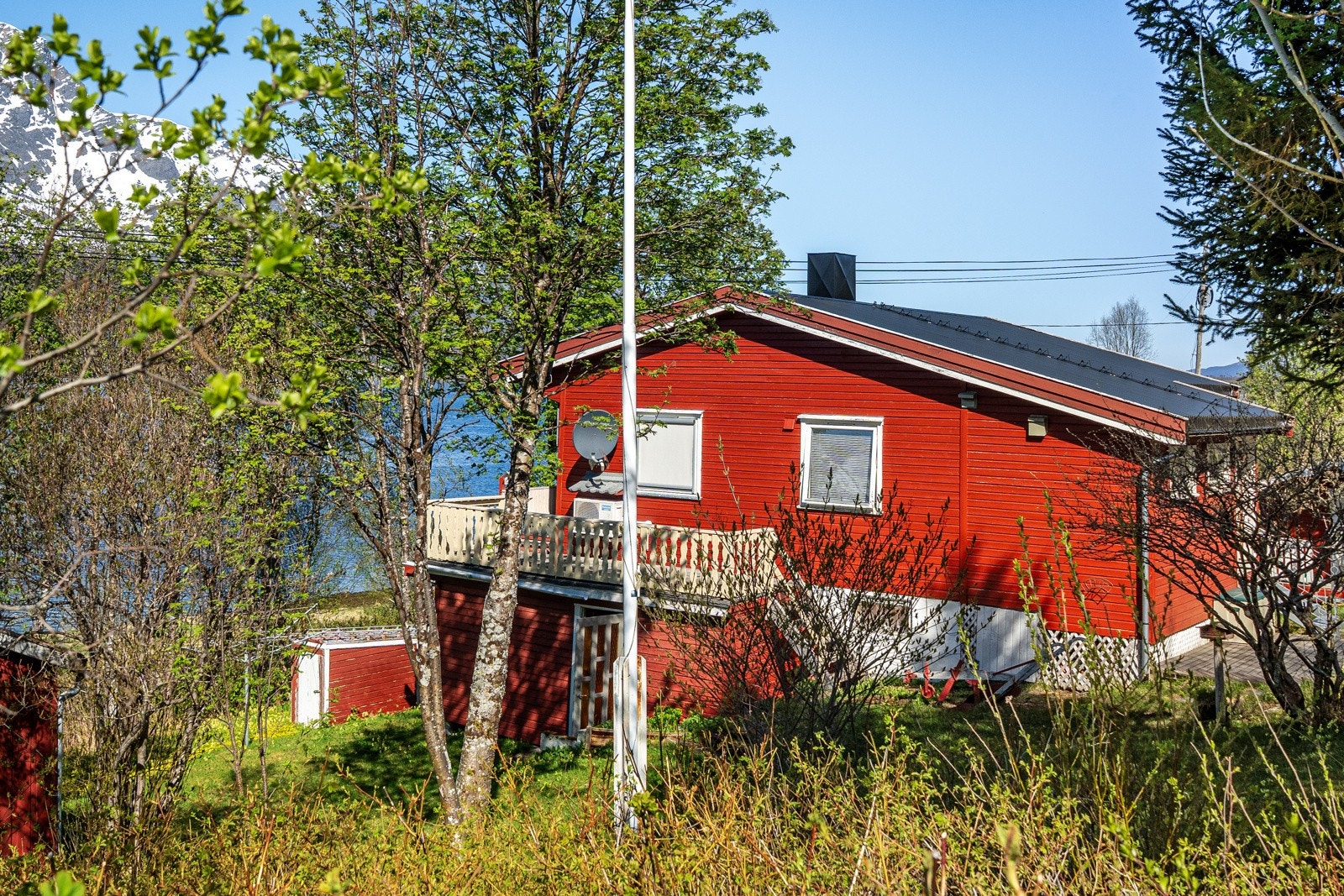 Her bor du omgitt av majestetisk natur med kort vei til nærbutikk, samtidig som Tromsø sentrum ligger ca. 1,5 times kjøretur unna. Galleribilde