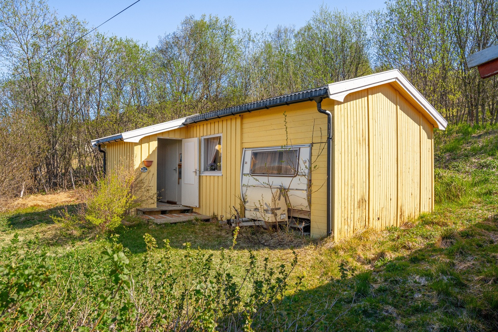 Campingvogn med spikertelt medfølger. Galleribilde