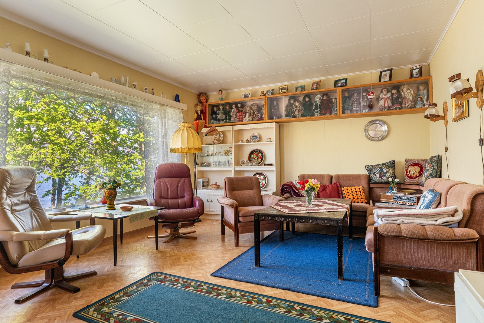 Stue med store vindusflater. Galleribilde