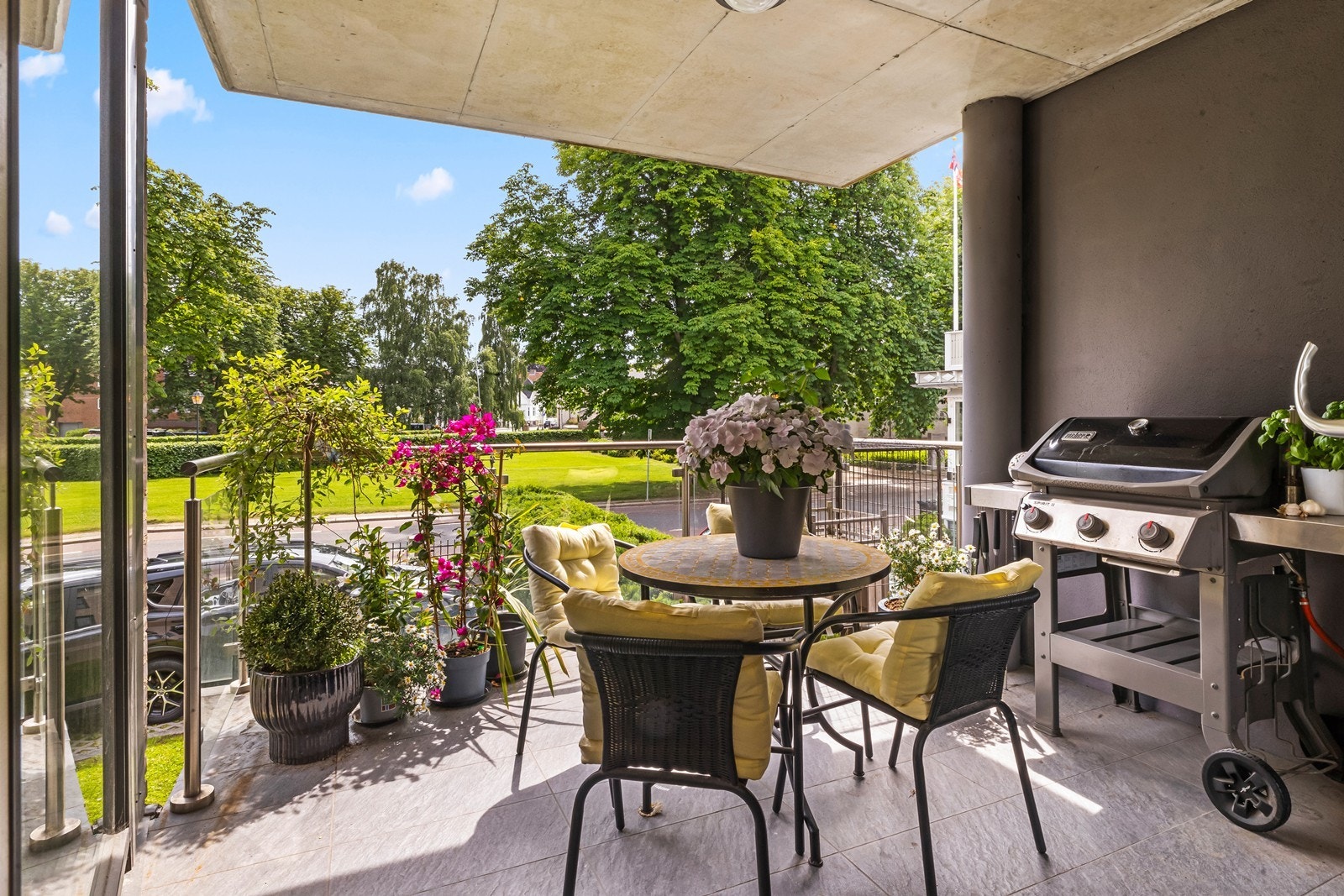 En fin uteplass hvor morgenkaffen eller et glass vin kan nytes. Galleribilde