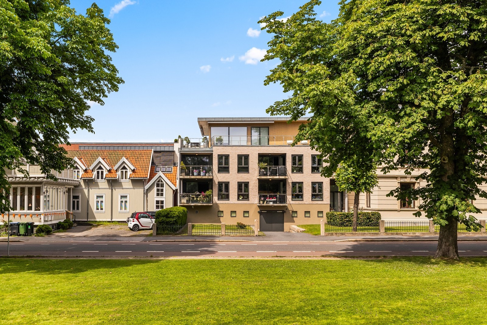 En vakker bygård hvor klassisk arkitektur møter moderne komfort. Galleribilde