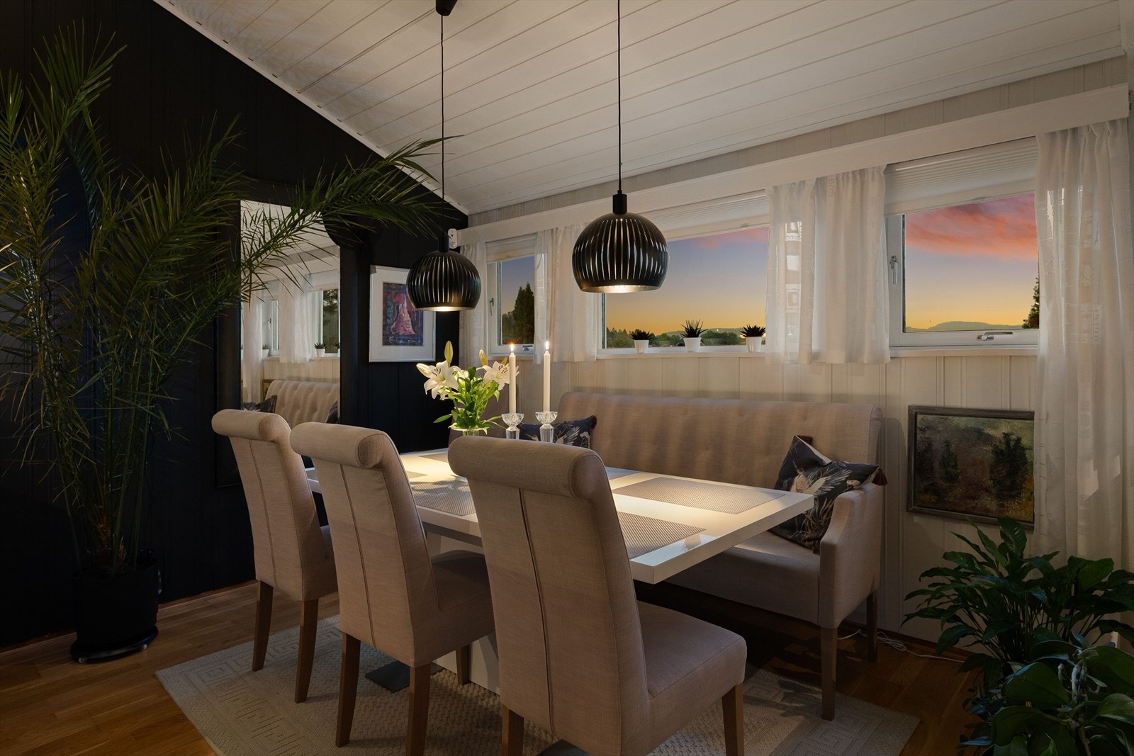 En gjennomført eiendom hvor hver detalj bidrar til en harmonisk helhet, med fokus på kvalitet, trivsel og gode opplevelser. Galleribilde