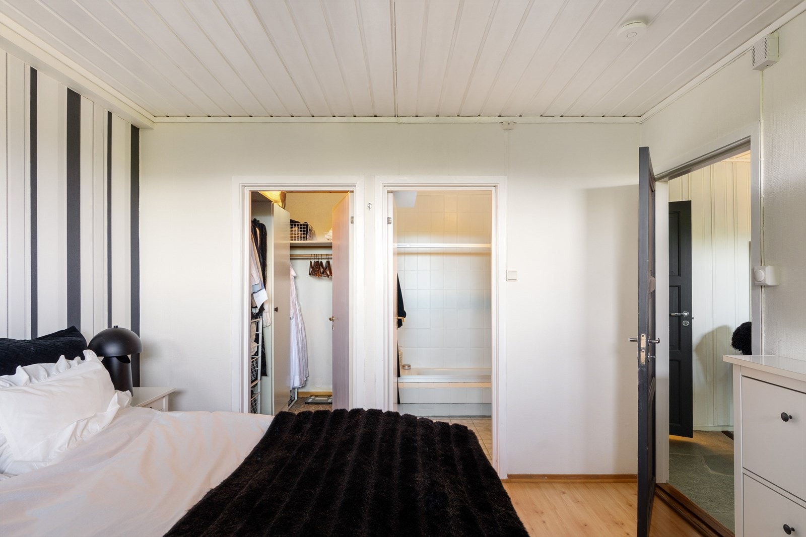 Til hovedsoverommet hører både eget walk-in closet og privat bad - en eksklusiv løsning som tilfører hverdagen en ekstra grad av komfort og bekvemmelighet. Galleribilde