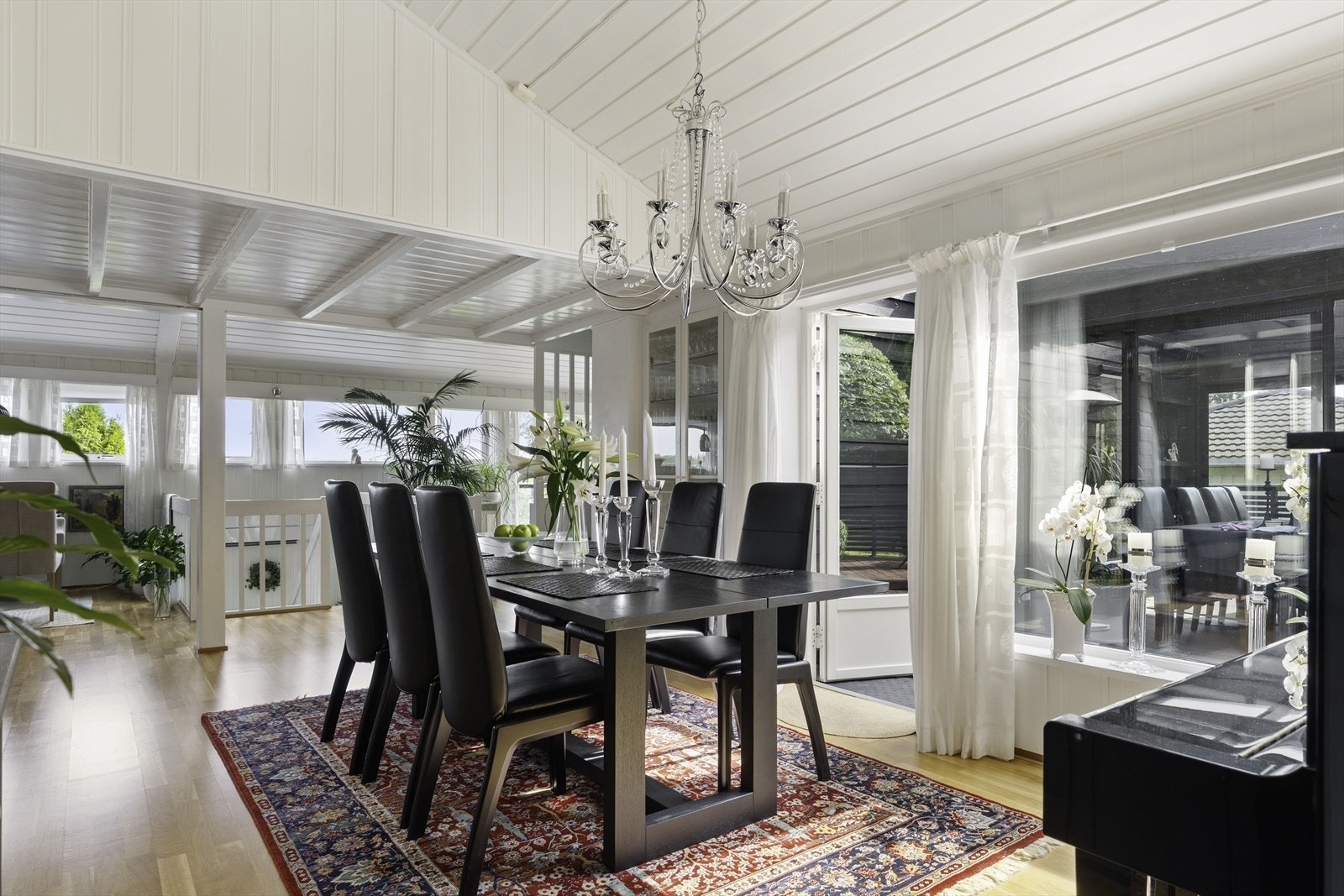 Fra spisestuen åpner det seg en naturlig overgang til den flotte terrassen, hvor inne- og uterom smelter elegant sammen. Galleribilde