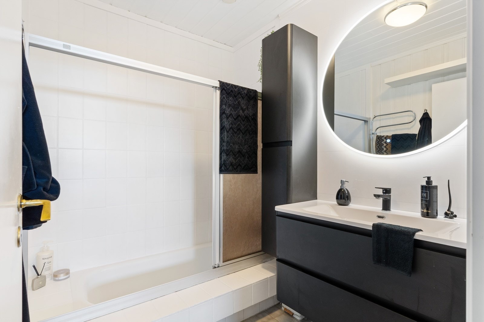 Med ny innredning fra 2021 kombinerer badet moderne komfort med tidløse løsninger, og byr på både badekar og gode oppbevaringsmuligheter. Galleribilde