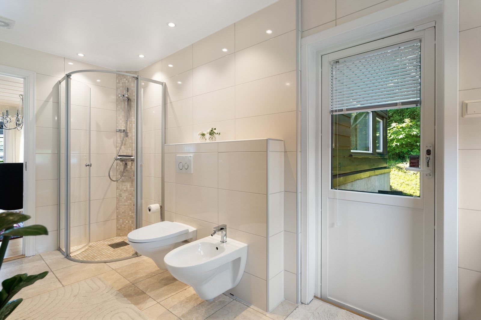 En ekstra kvalitet ved badet er den direkte utgangen til plattingen, som gir en behagelig overgang mellom innekomfort og uteområder. Galleribilde