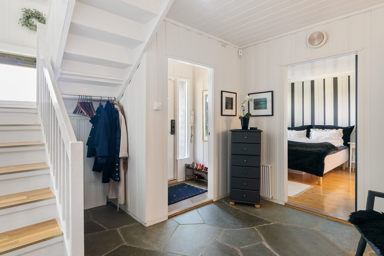 Innvendig blir du møtt av en lys og fin entre, her har du plass til oppbevaring av skotøy og yttertøy Galleribilde