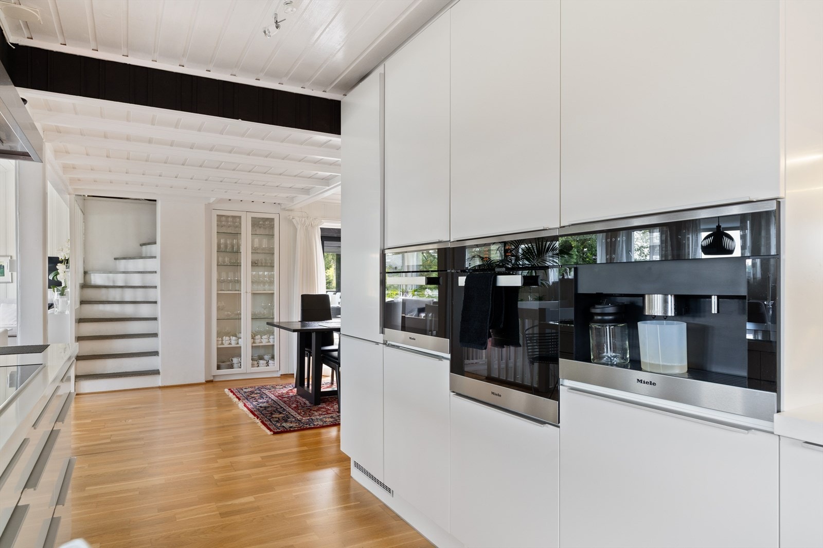 Kjøkkenet er utstyrt med integrerte hvitevarer fra Miele, som kombinerer elegant design med høy funksjonalitet og brukervennlighet. Galleribilde