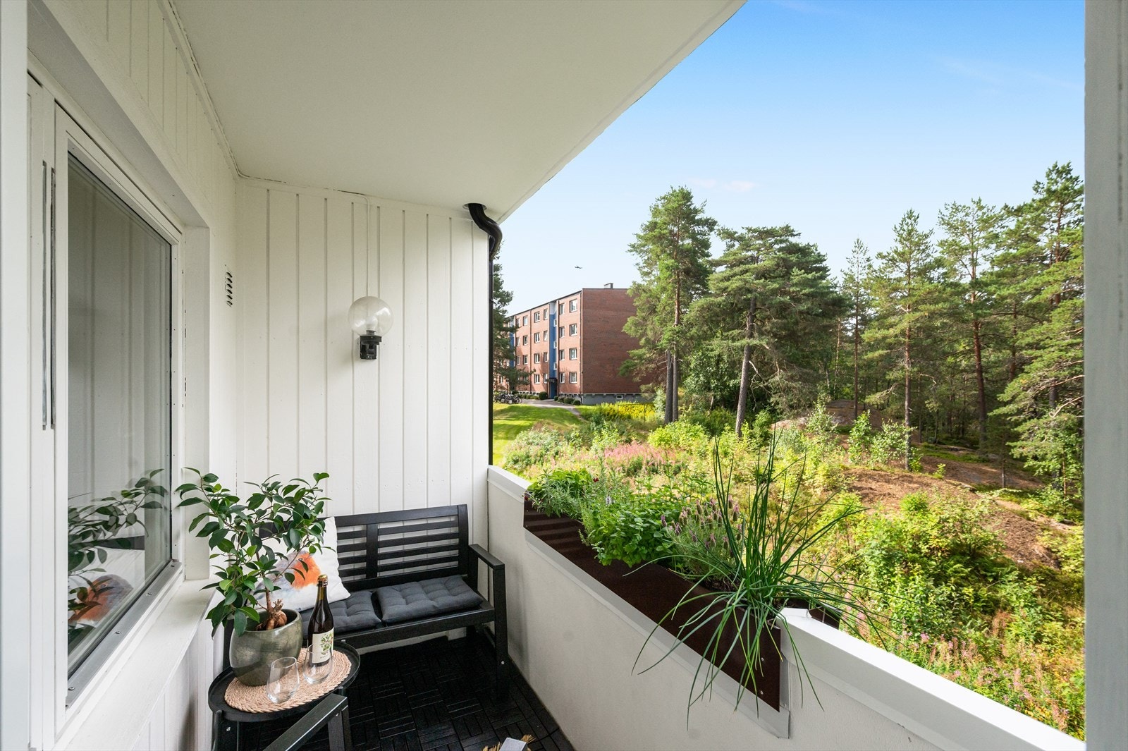 Utgang fra stuen til en solrik balkong med meget gode solforhold, tidlig ettermiddag og kveld. Galleribilde