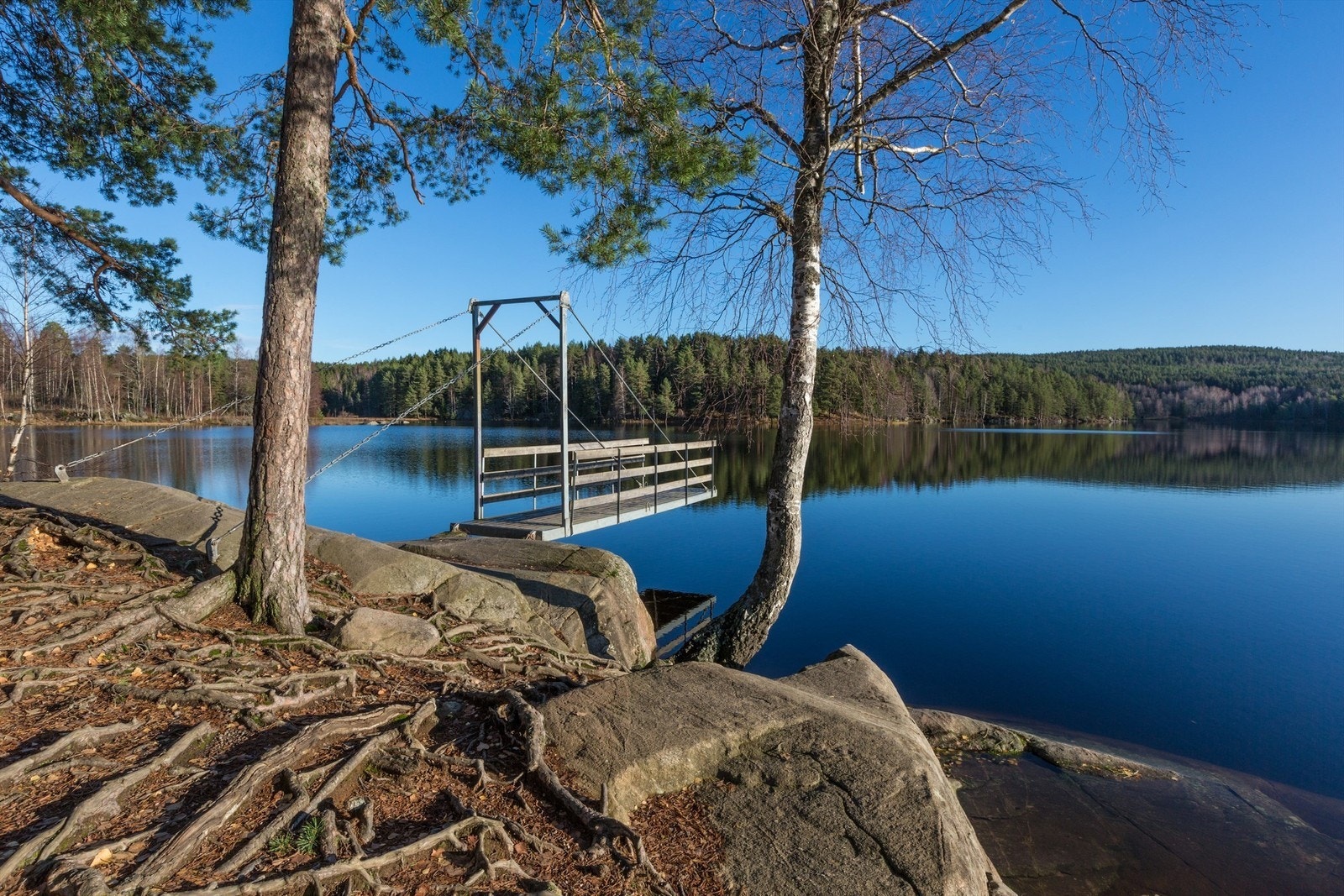 Nøklevann byr på idylliske badeplasser - perfekt for en aktiv dag i vakker natur. Hva med et kveldsbad? Galleribilde