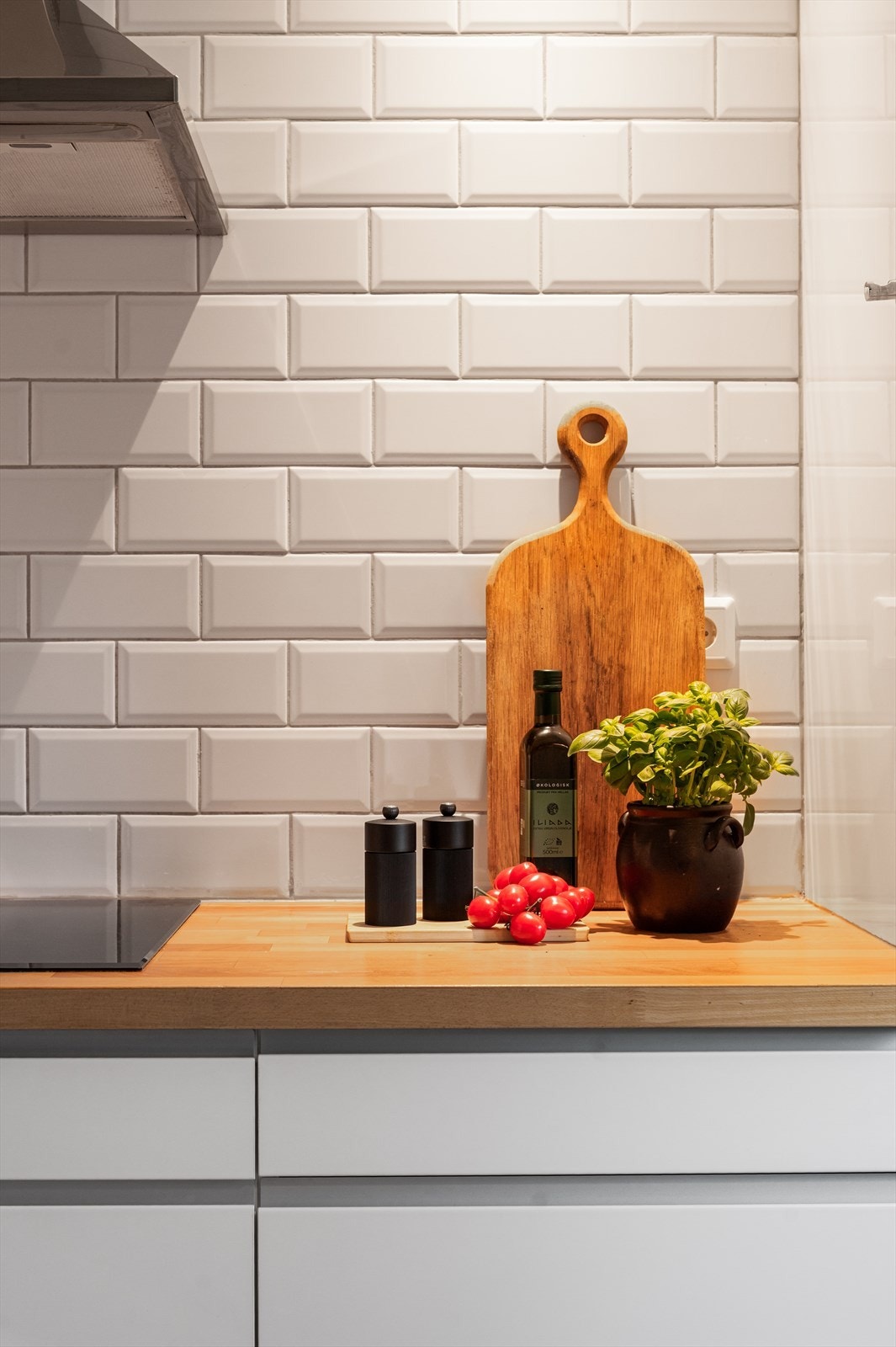 Kjøkkeninnredningen fra IKEA er oppgradert med ny benkeplate samt fliser i 2018. Galleribilde