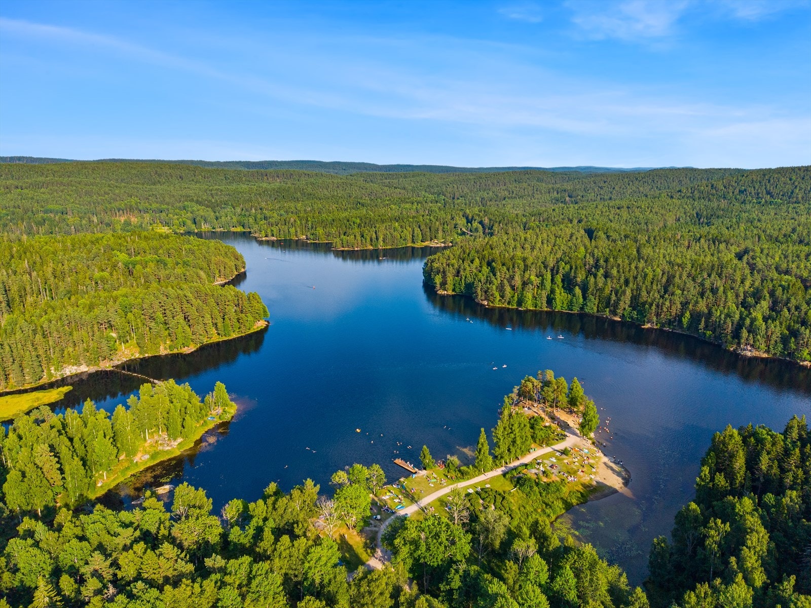 Lysløypenett og sykkelstier, supre bade- og fiskeplasser ved Nøklevann (bilde) og Ulsrudvann. Galleribilde