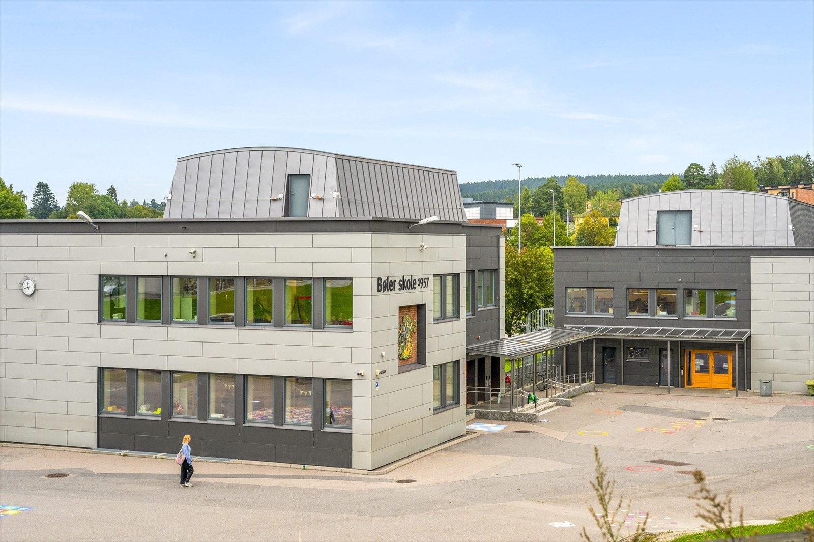 Kort gangavstand til Bøler skole og flerbrukshall, kun 5 minutter. Galleribilde