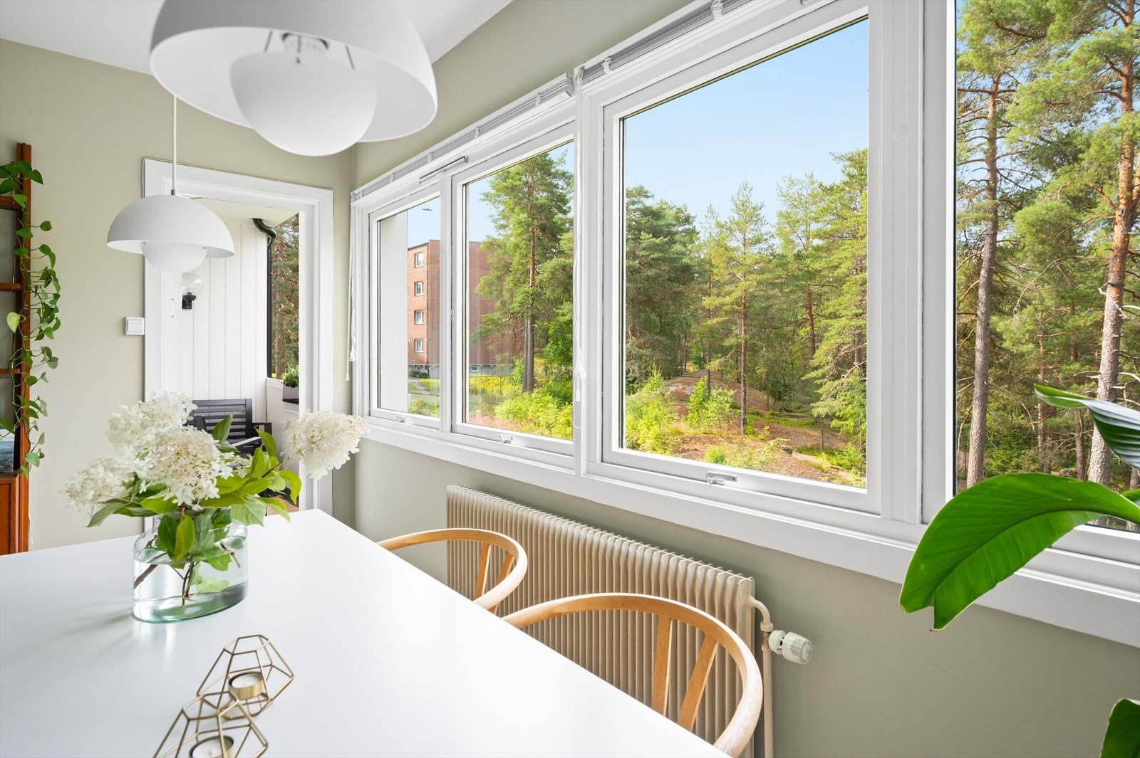 Direkte utgang til den solrike og private uteplassen. Galleribilde