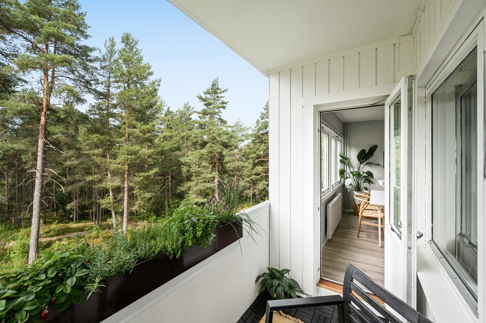 Balkongen oppleves som en forlengelse av stuen på sommerhalvåret med hyggelig utsyn. Galleribilde
