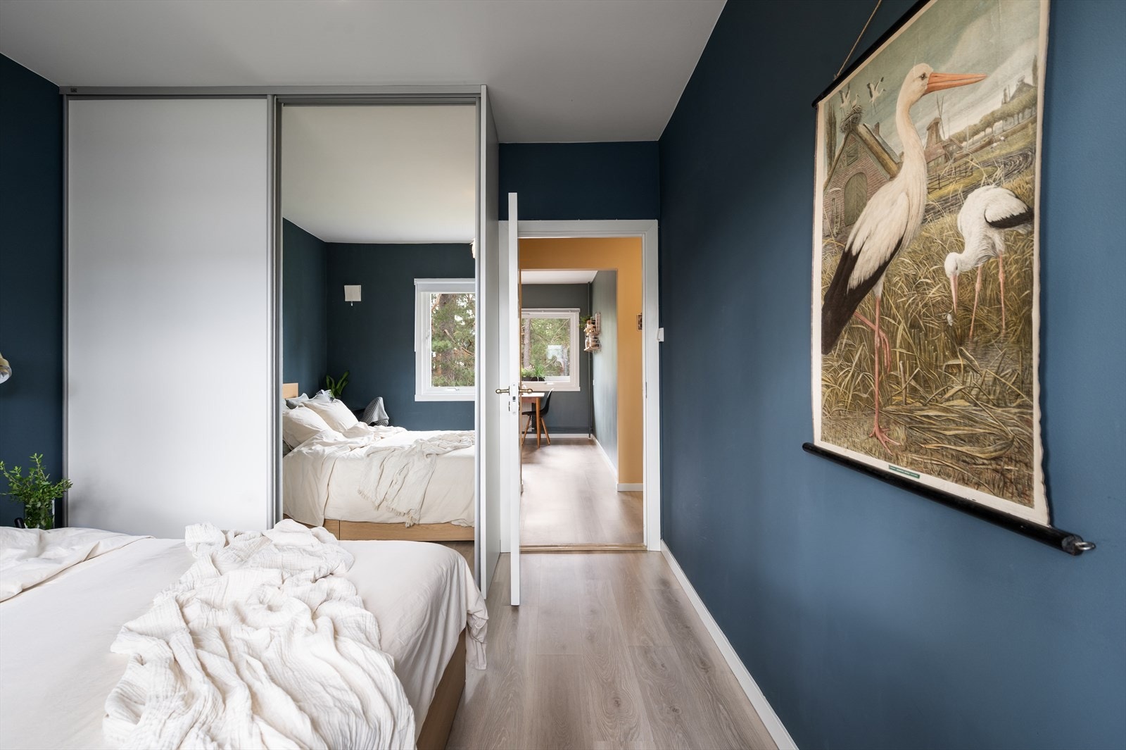 I tillgegg er det plass til en stor skyvedørsgarderobe som gir rikelig med oppbevaringsplass. Galleribilde