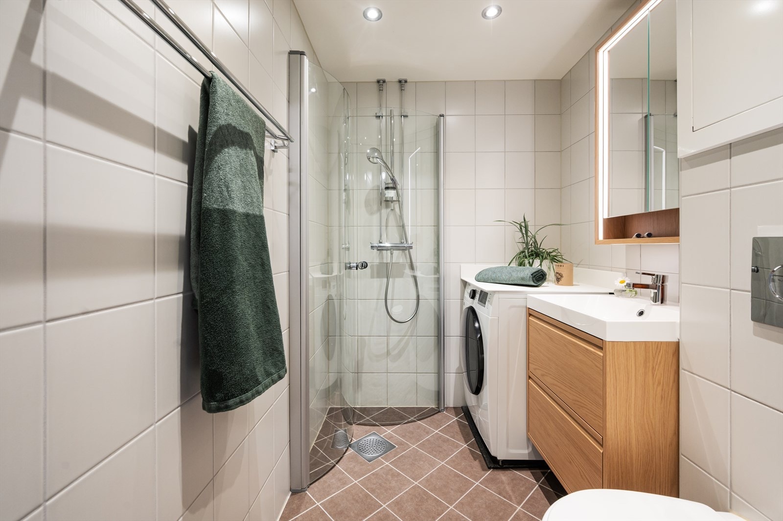 Delikat flislagt baderom med varmekabler i gulv og lysdimmer i tak. Badet ble pusset opp av borettslaget, soilrør og sluk ble skiftet i den forbindelse. Galleribilde