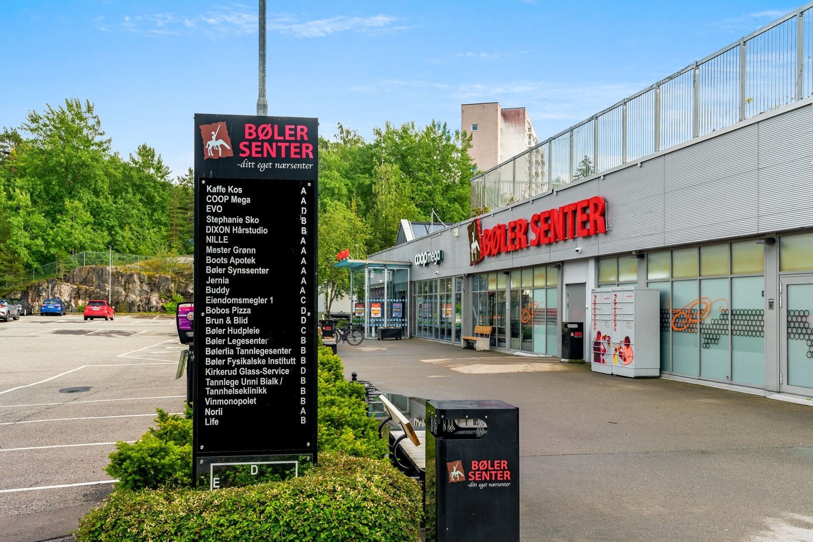 Bøler senter ligger rett ved boligen og har bl.a. EVO treningssenter, Bøler Bad, Deichman bibliotek, butikker, vinmonopol og kafeer. Galleribilde