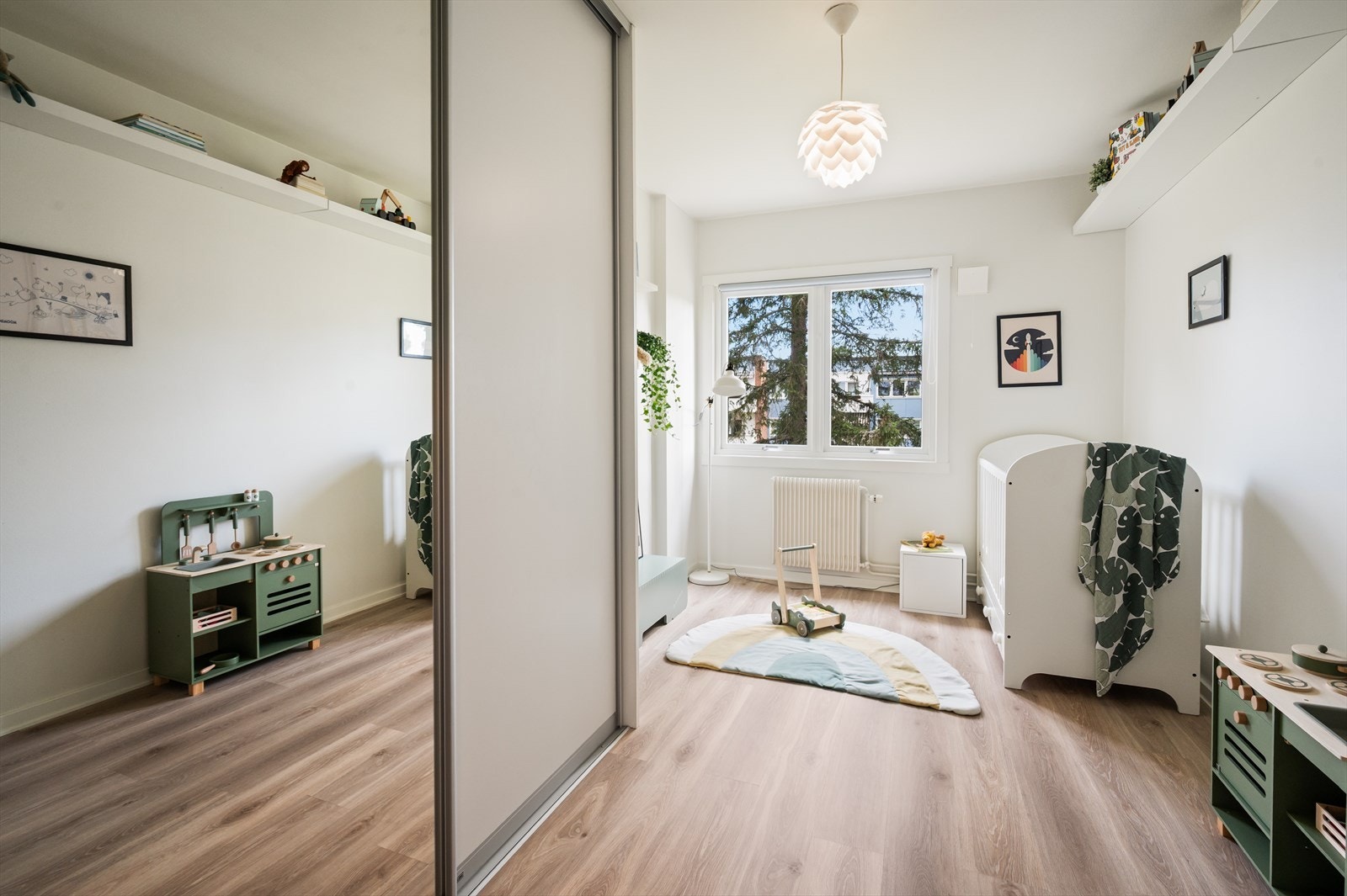 Det andre soverommet har plass til seng og garderobeskap. Dette rommet ble malt i 2026. Galleribilde